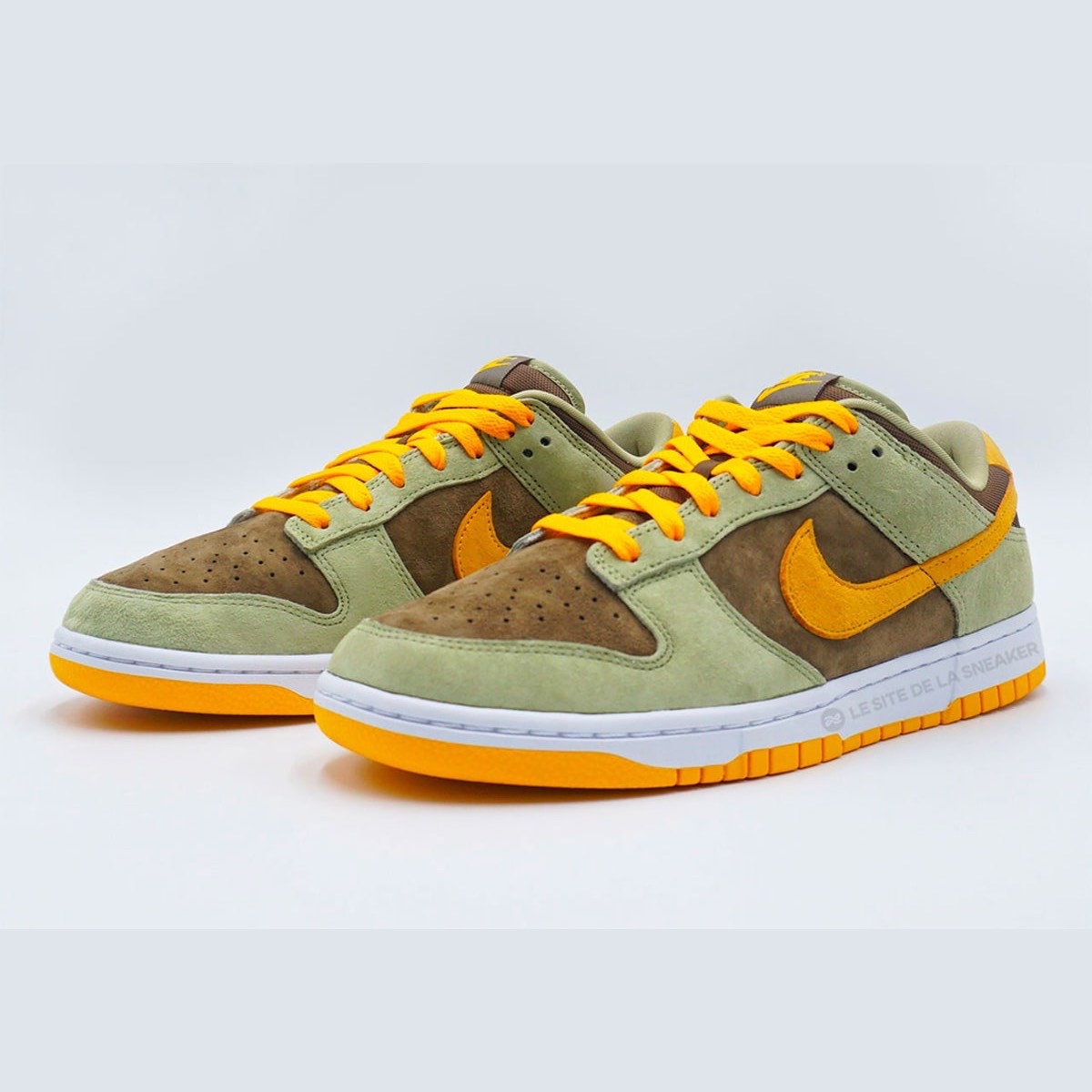 Nike Dunk Low SE Dusty Olive 착용 스타일 - 2