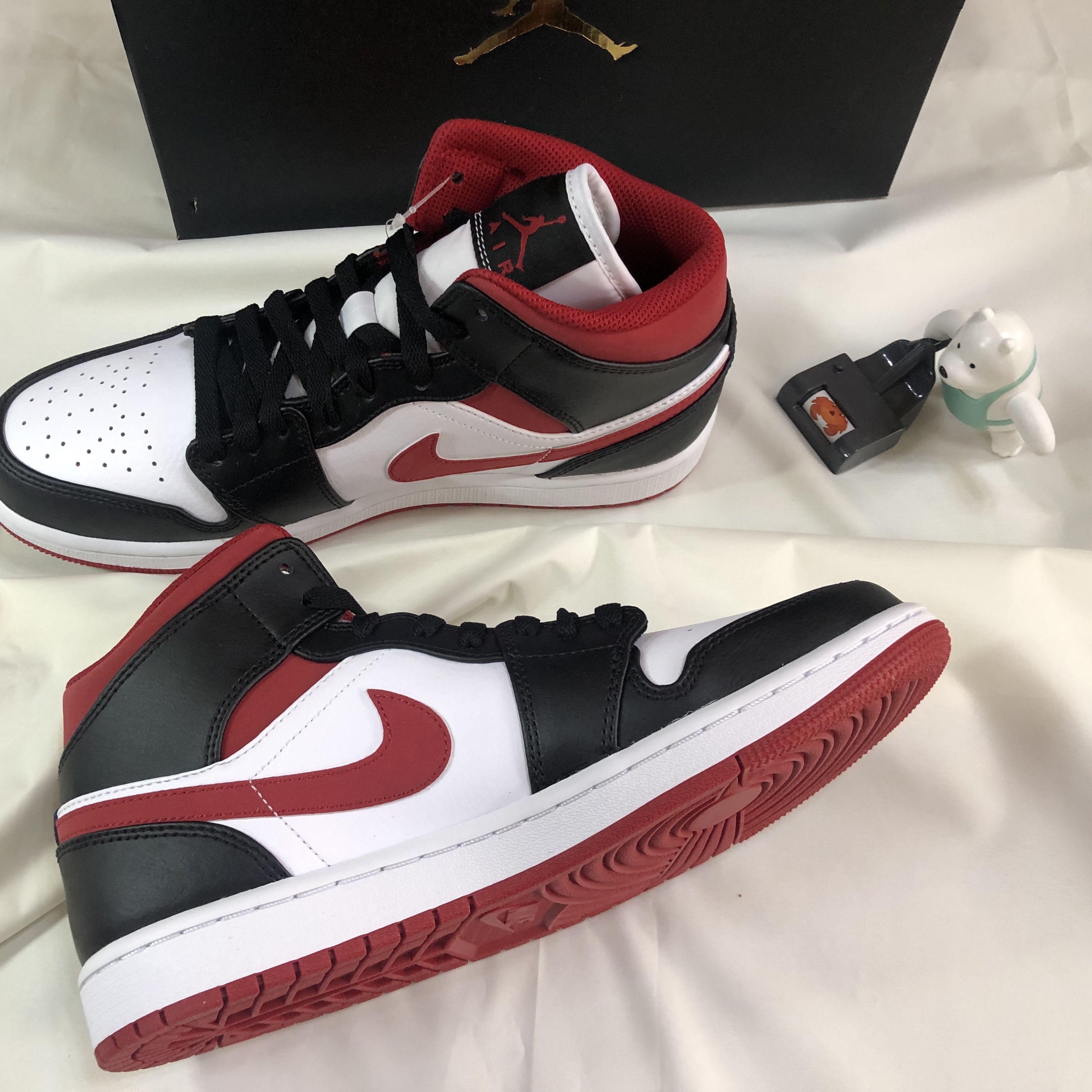 Jordan 1 Mid Gym Red Black White 착용 스타일