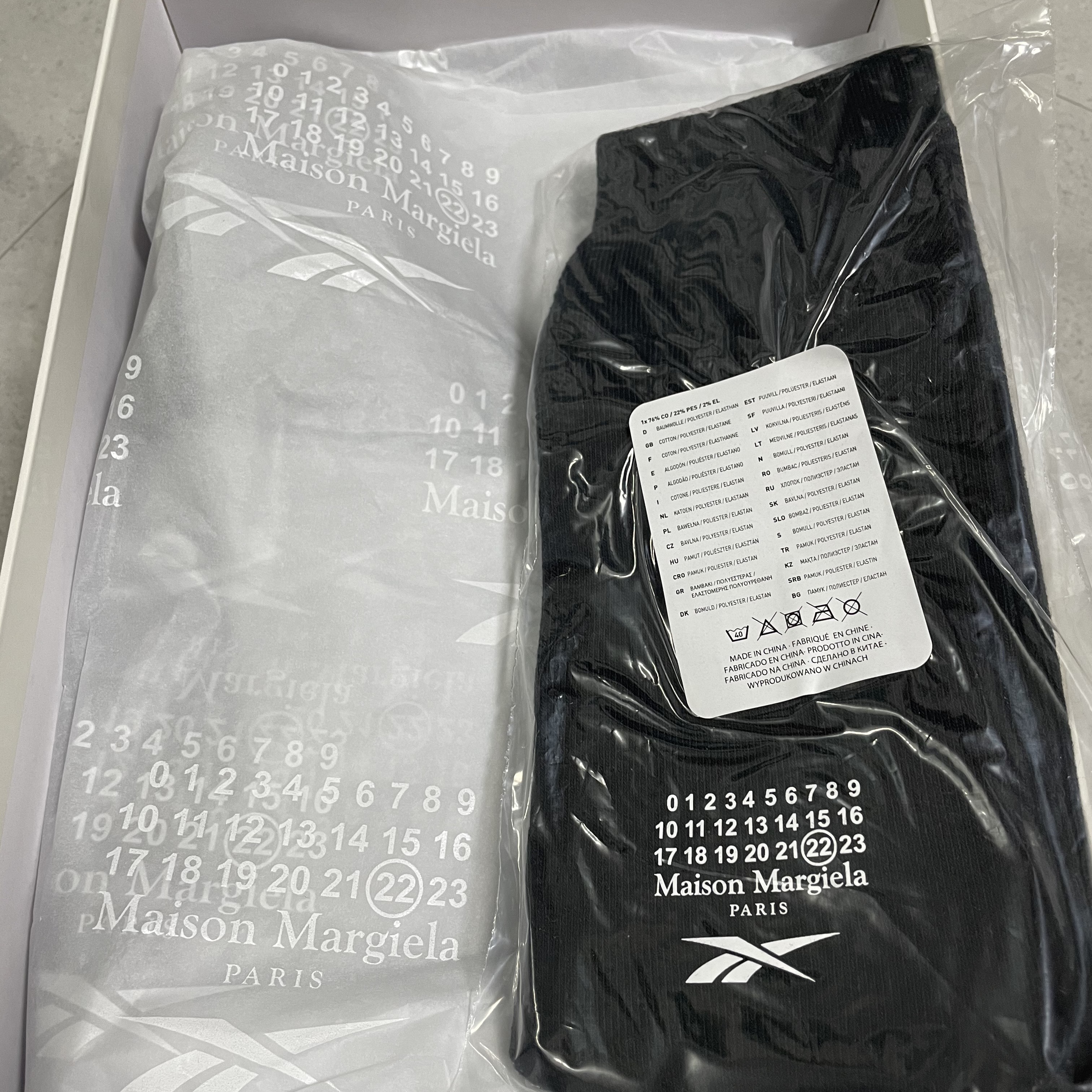 Reebok x Maison Margiela Classic Leather Tabi Shoes Black 착용 스타일 - 2