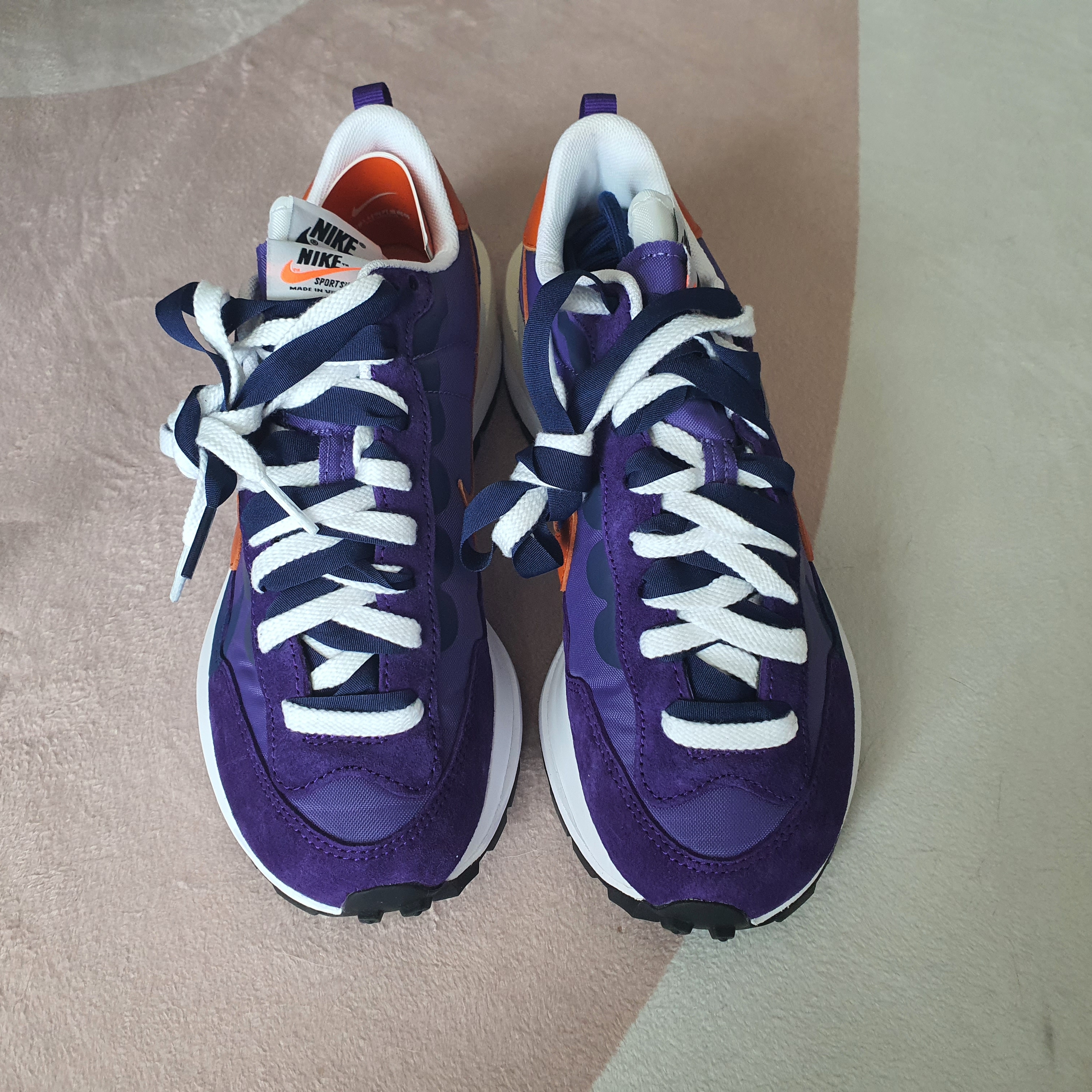 Nike x Sacai VaporWaffle Dark Iris 착용 스타일 - 3