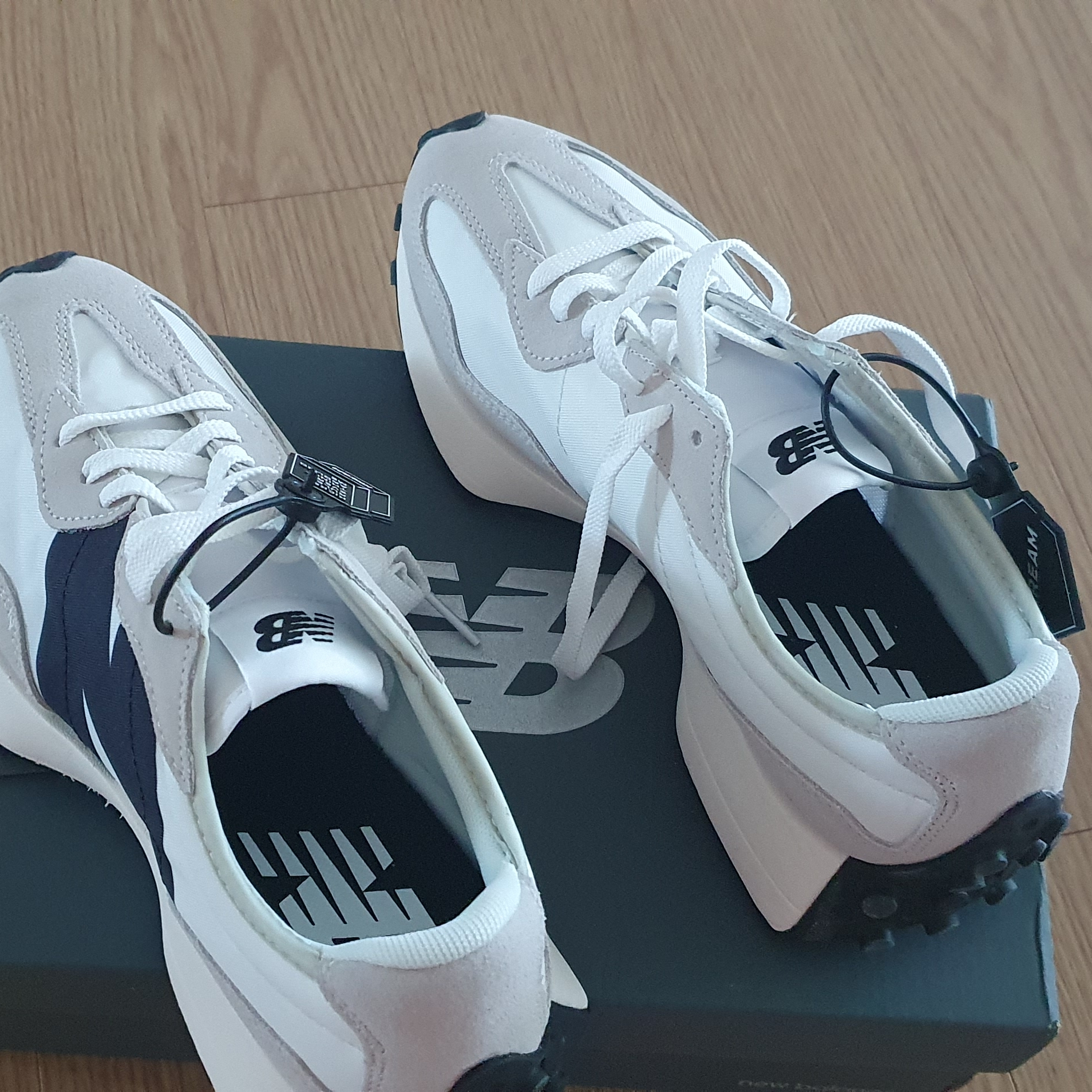 New Balance 327 White Black 착용 스타일