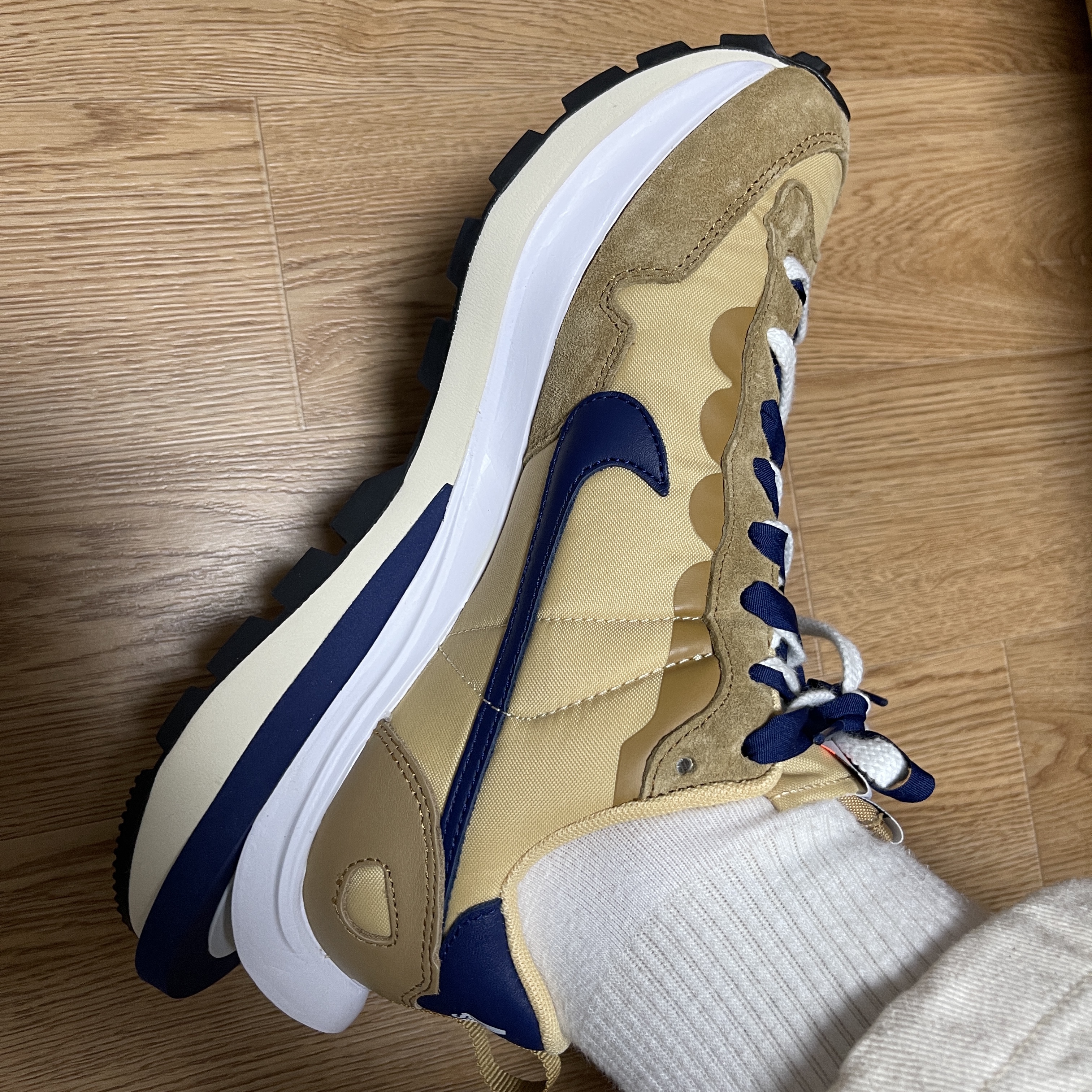 Nike x Sacai VaporWaffle Sesame and Blue Void 착용 스타일 - 1