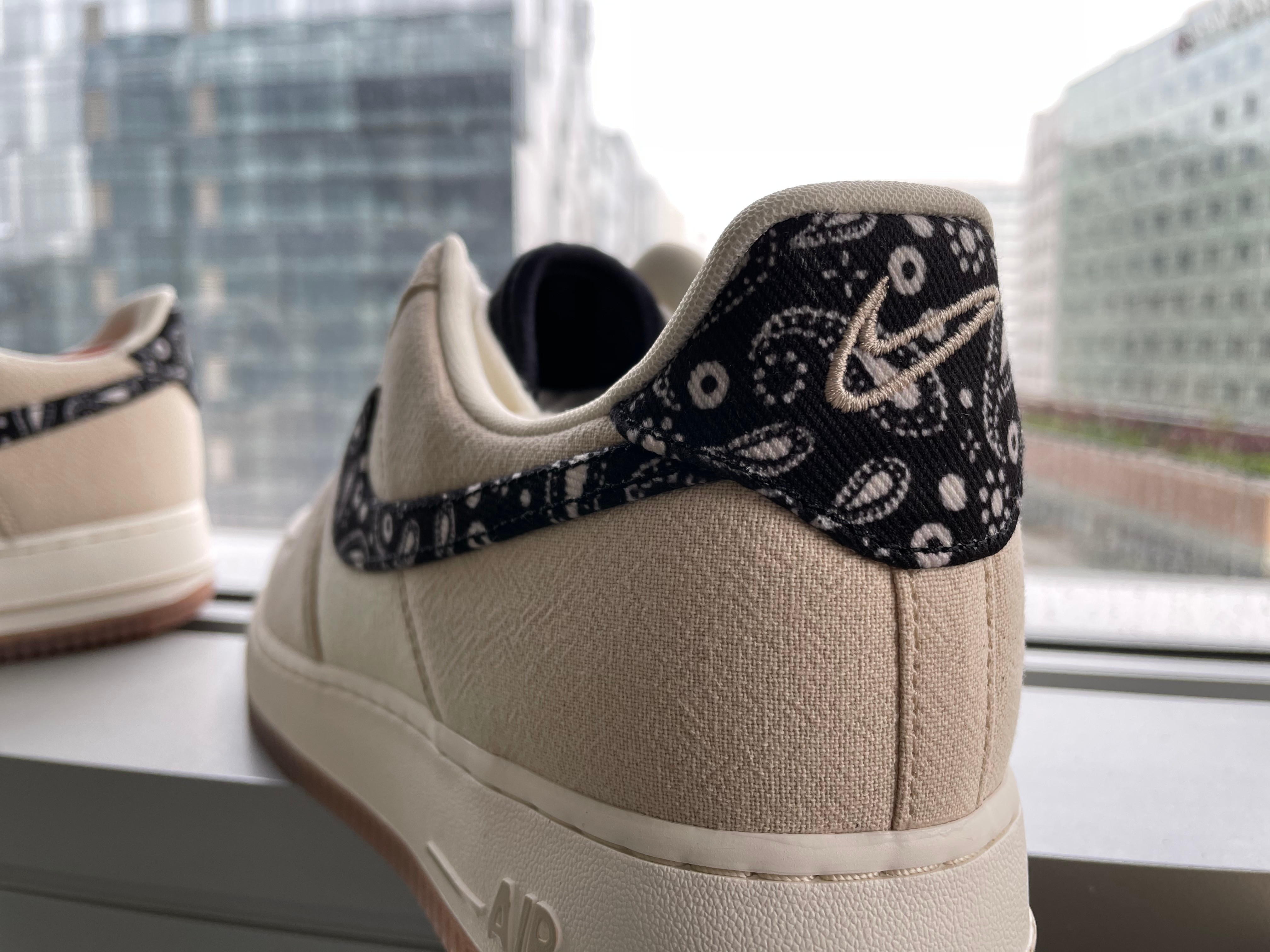 Nike Air Force 1 '07 LV8 Paisley Swoosh 착용 스타일 - 1