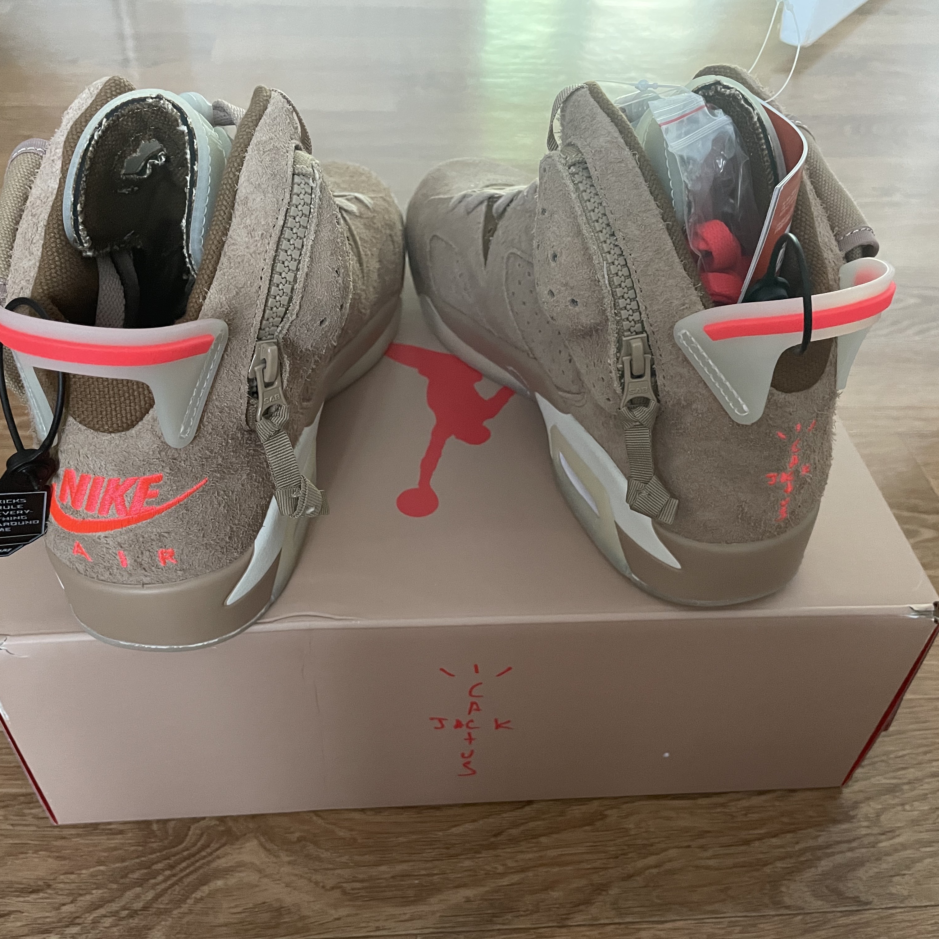 Jordan 6 x Travis Scott Retro SP British Khaki 착용 스타일 - 2