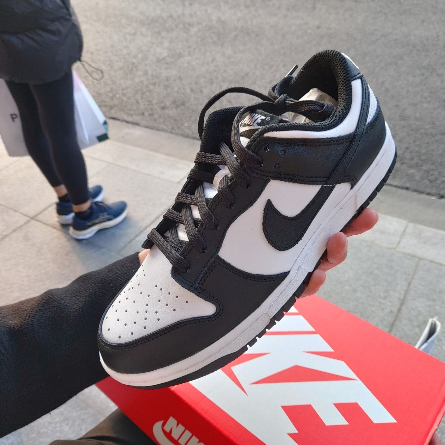 (W) Nike Dunk Low Black 착용 스타일 - 2
