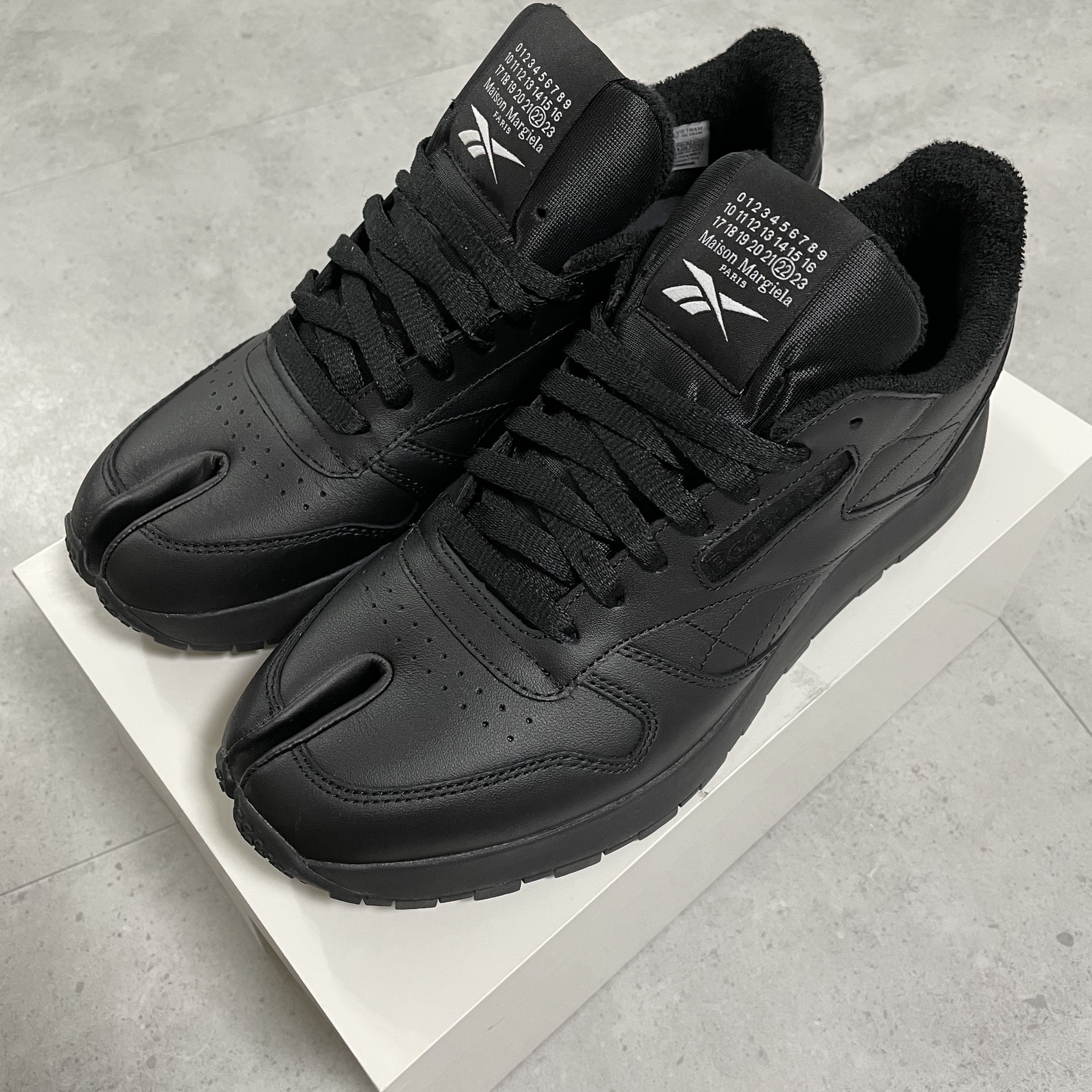 Reebok x Maison Margiela Classic Leather Tabi Shoes Black 착용 스타일 - 1