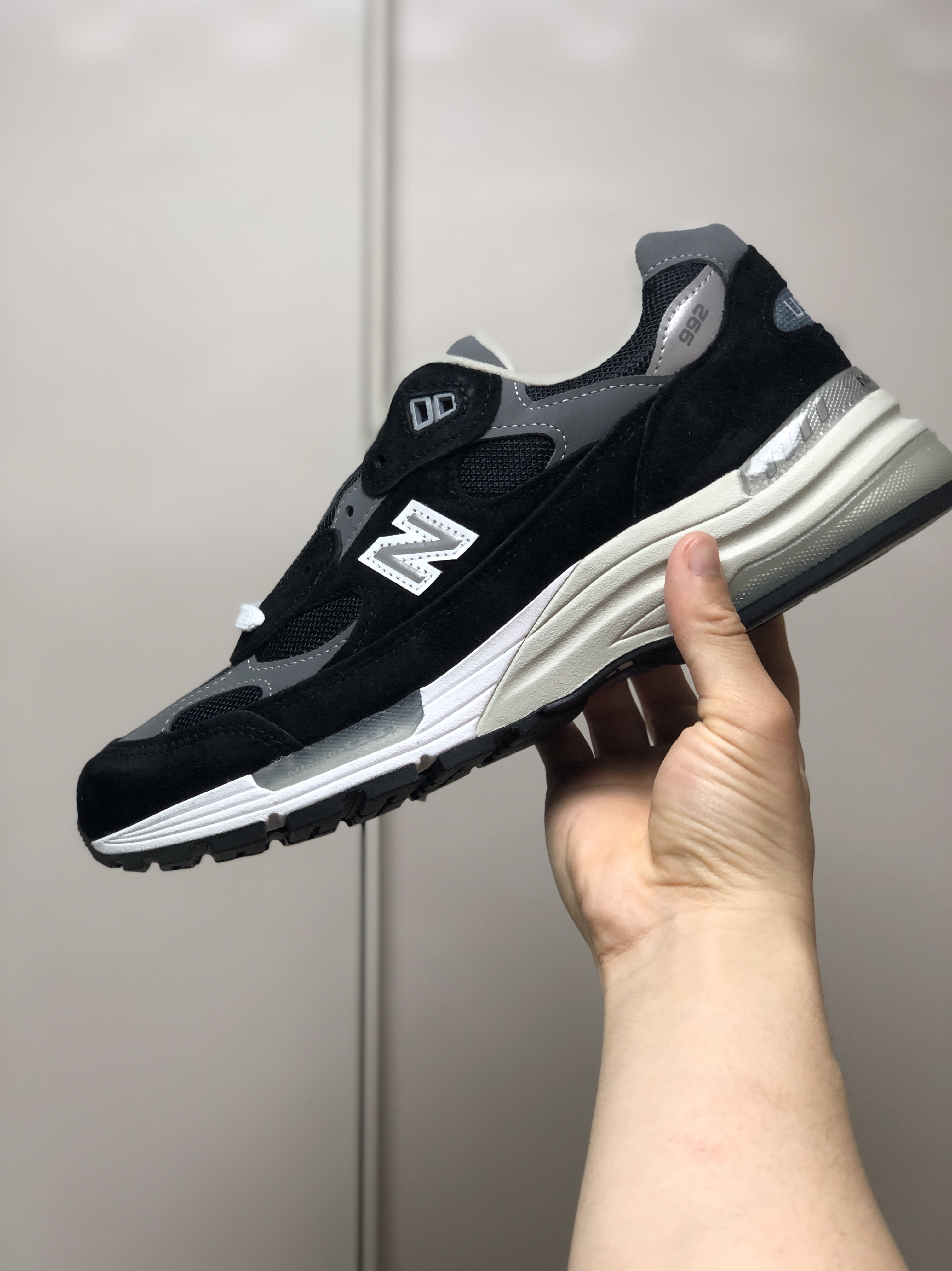 New Balance 992 Made in USA Black Grey 착용 스타일