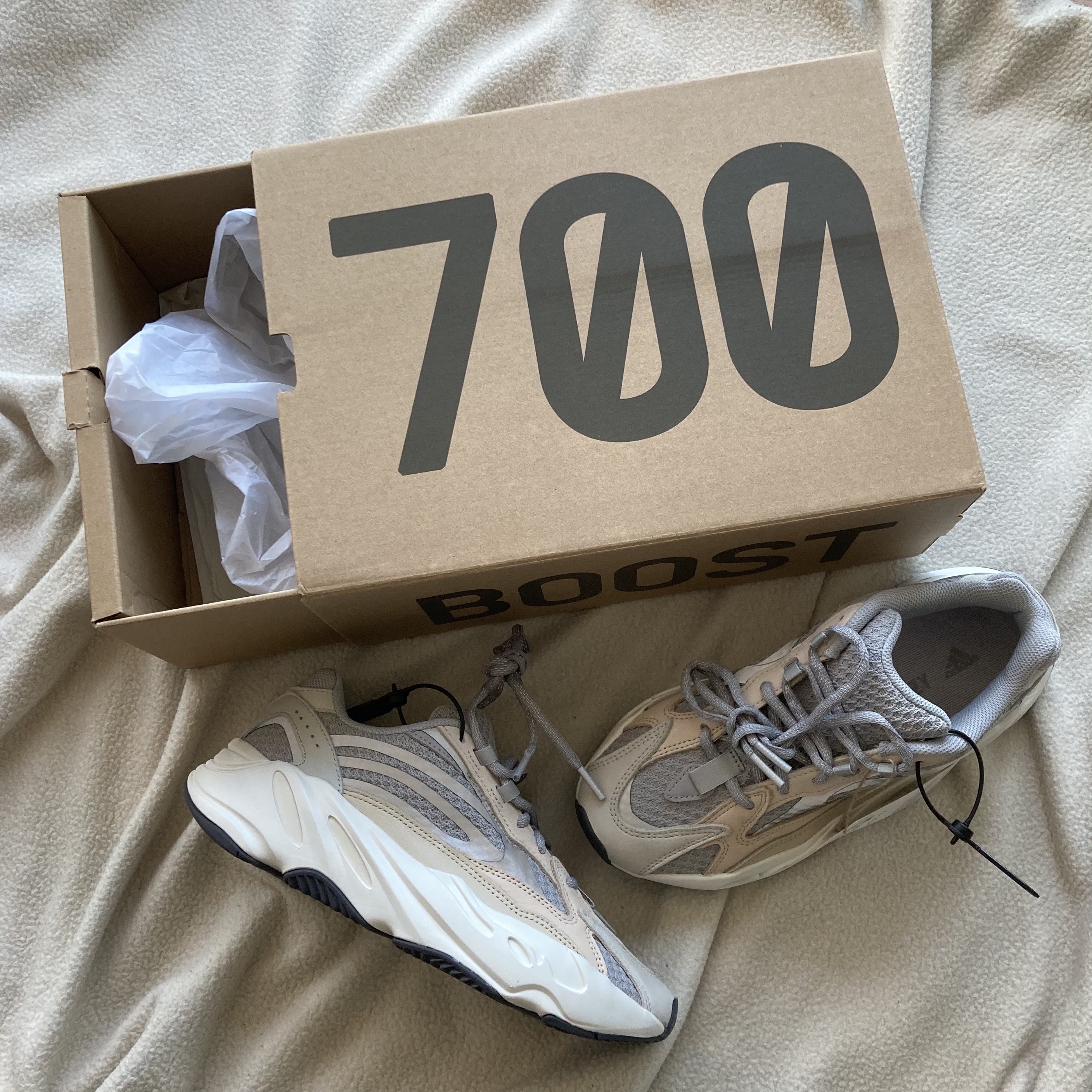 Adidas Yeezy Boost 700 V2 Cream 착용 스타일 - 1