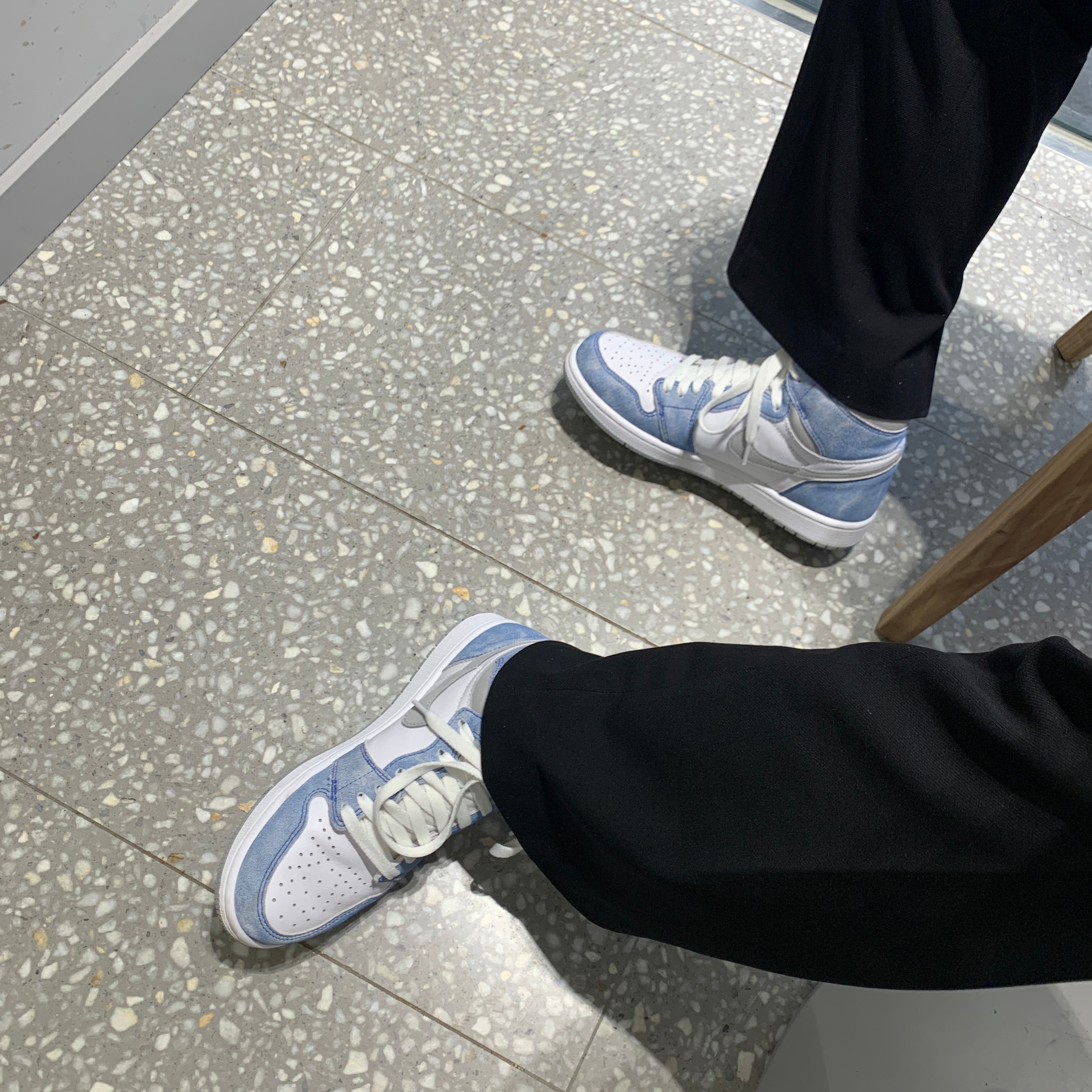 Jordan 1 Retro High OG Hyper Royal 착용 스타일