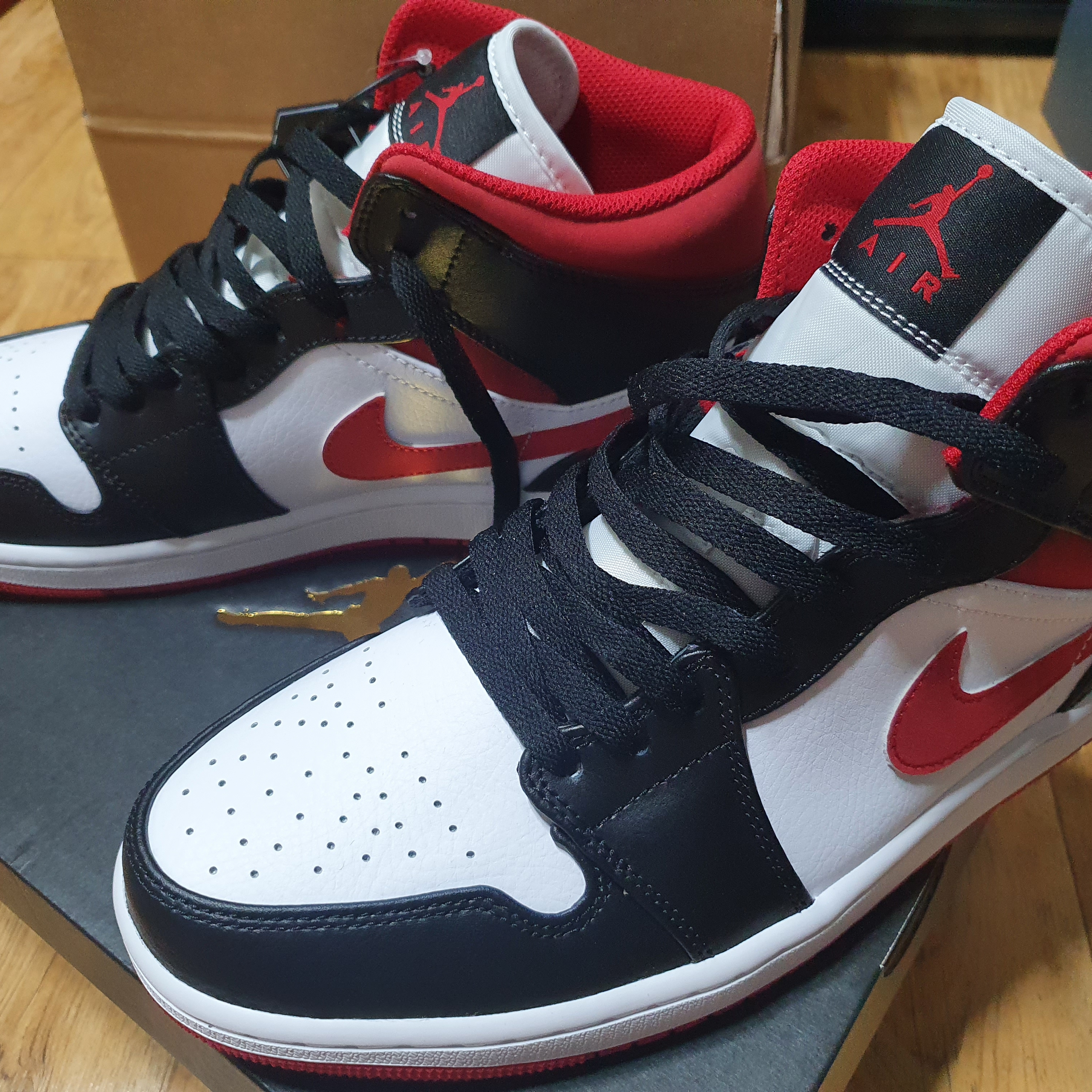 Jordan 1 Mid Gym Red Black White 착용 스타일