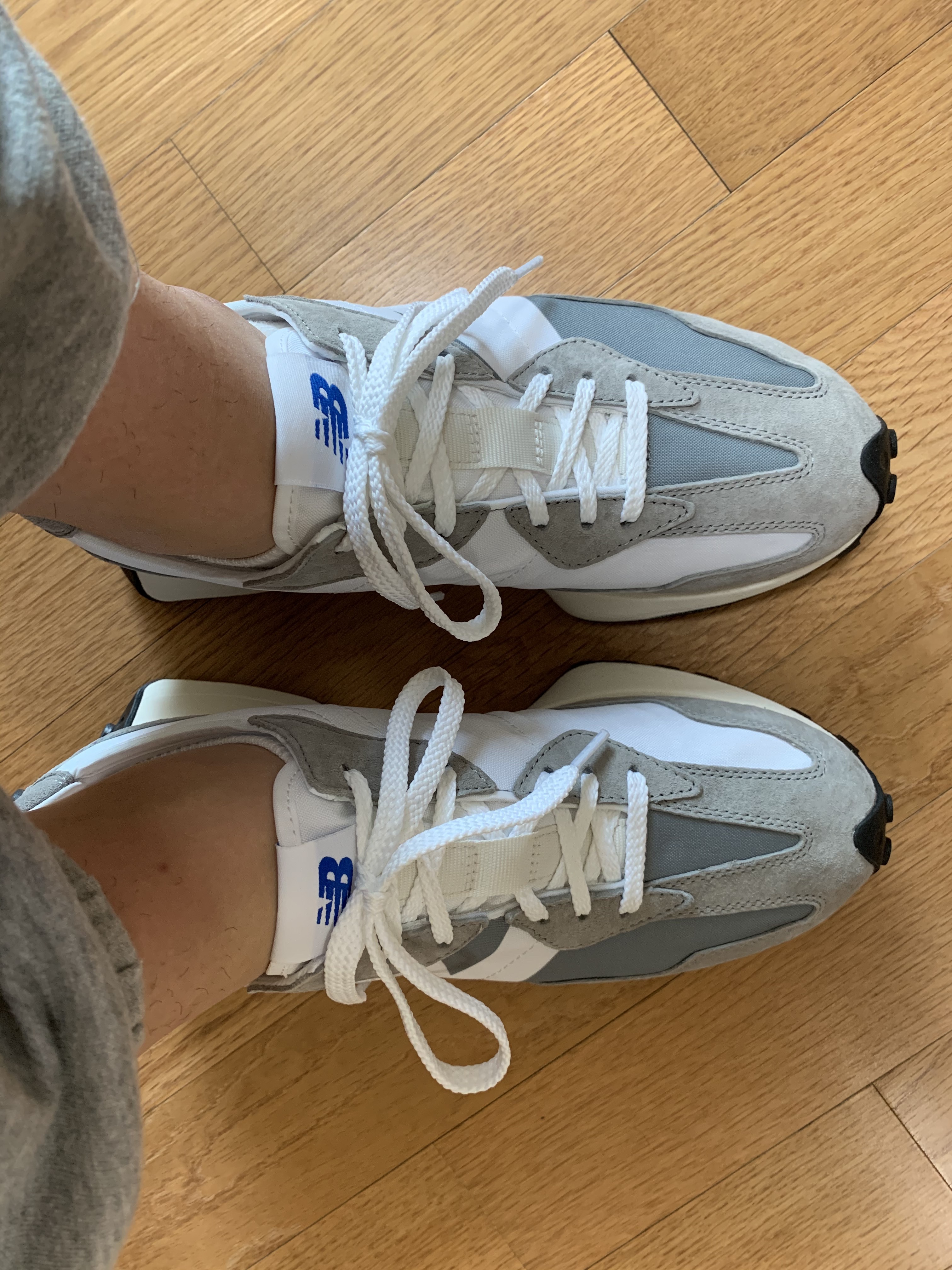 New Balance 327 Grey 착용 스타일