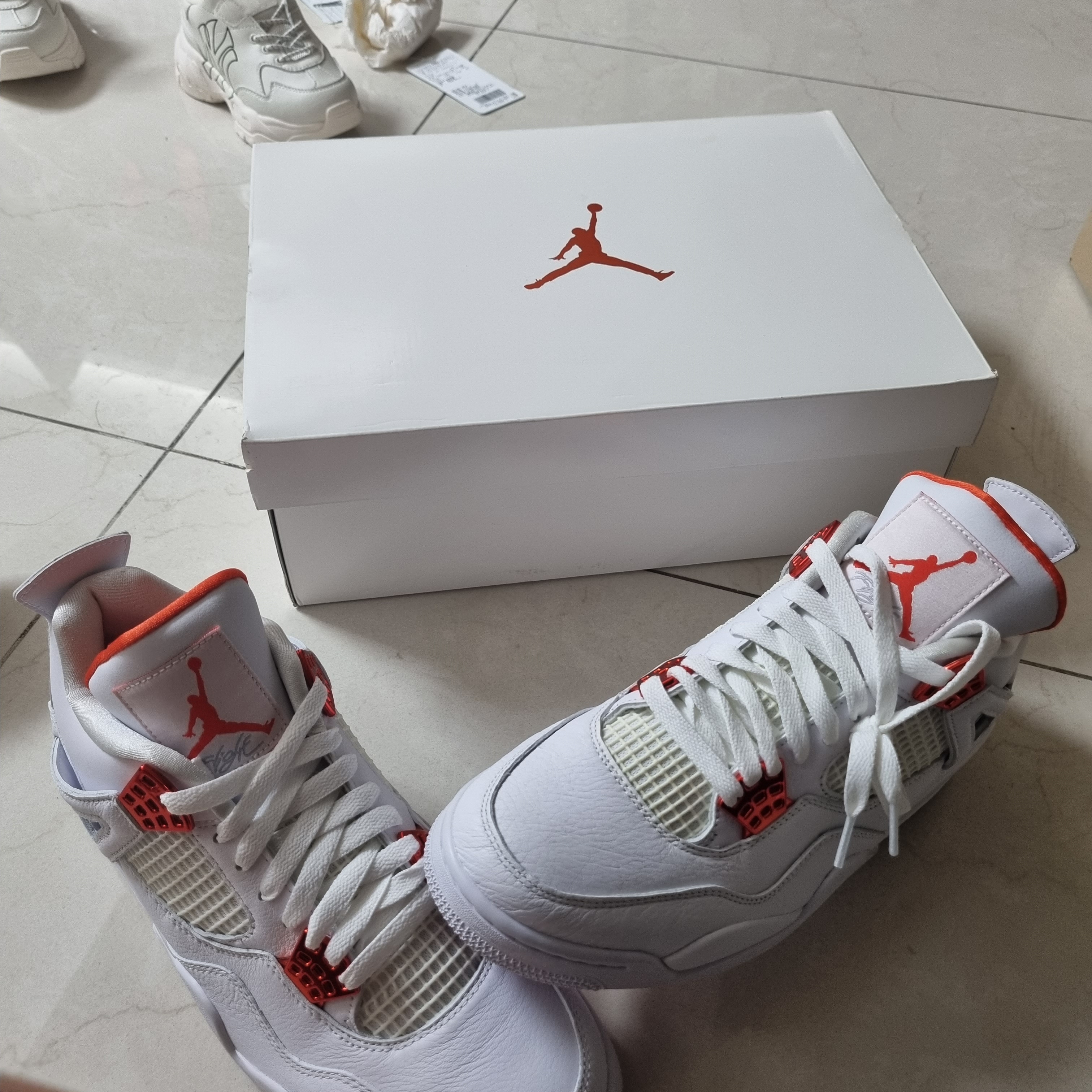 Jordan 4 Retro Orange Metallic 착용 스타일 - 2