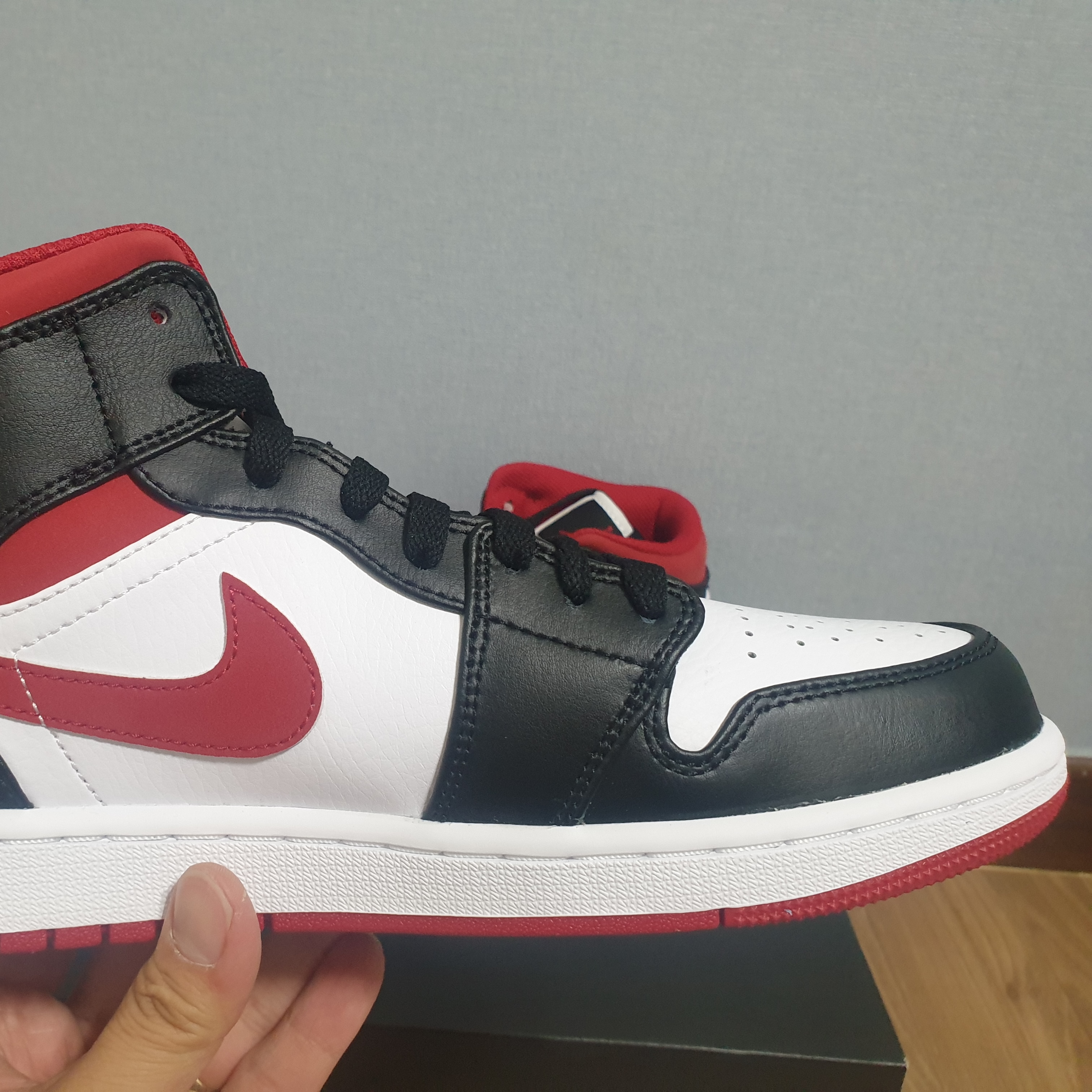 Jordan 1 Mid Gym Red Black White 착용 스타일 - 4