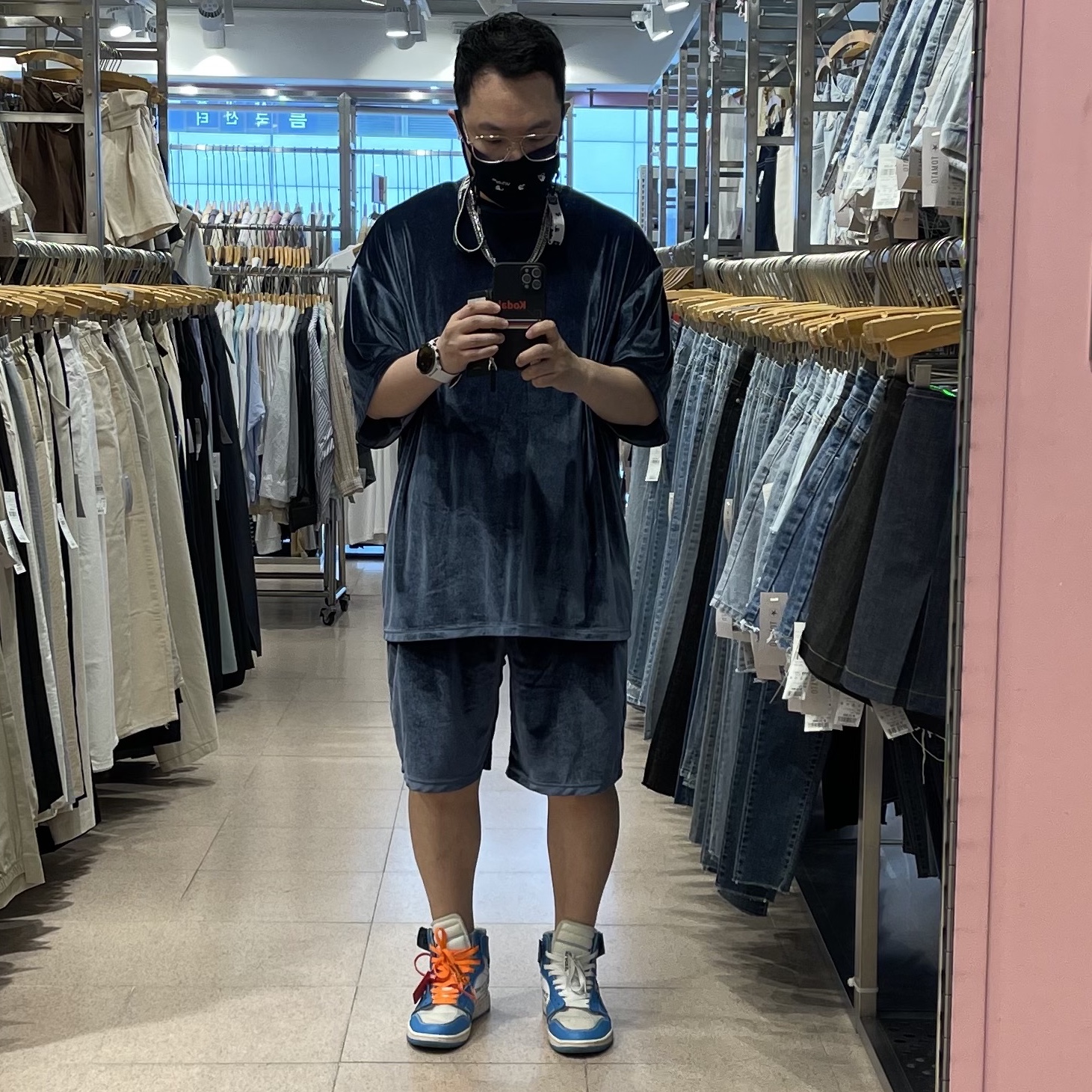 Jordan 1 x Off-White Retro High University Blue 착용 스타일