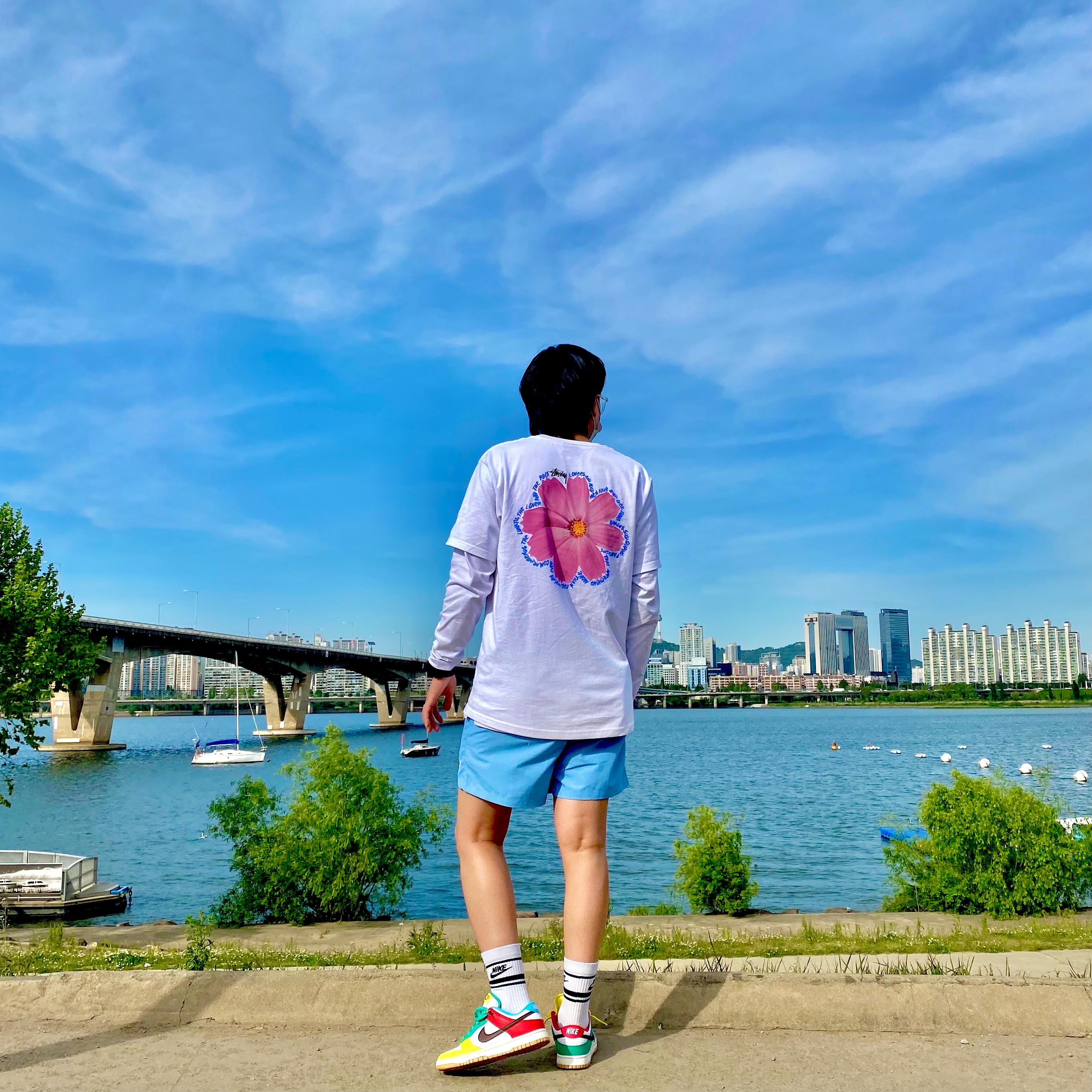 Stussy Cosmos T-Shirt White, Nike Dunk Low SE Free.99 White 착용 스타일
