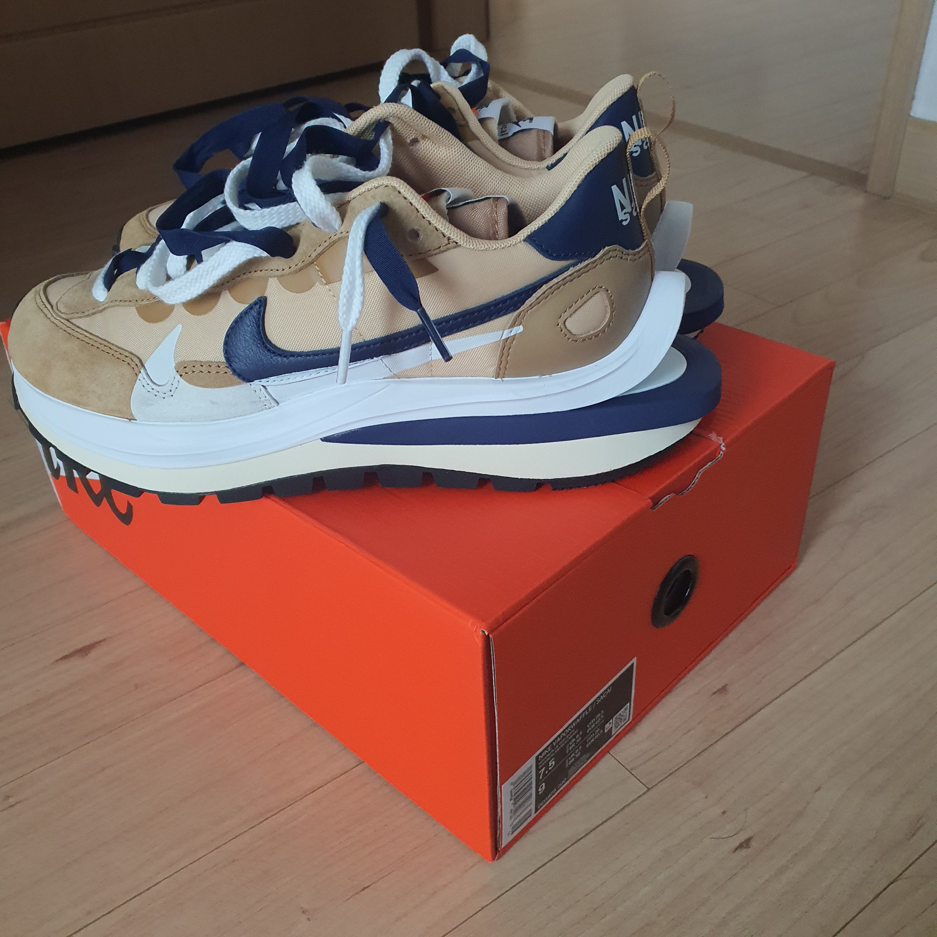 Nike x Sacai VaporWaffle Sesame and Blue Void 착용 스타일