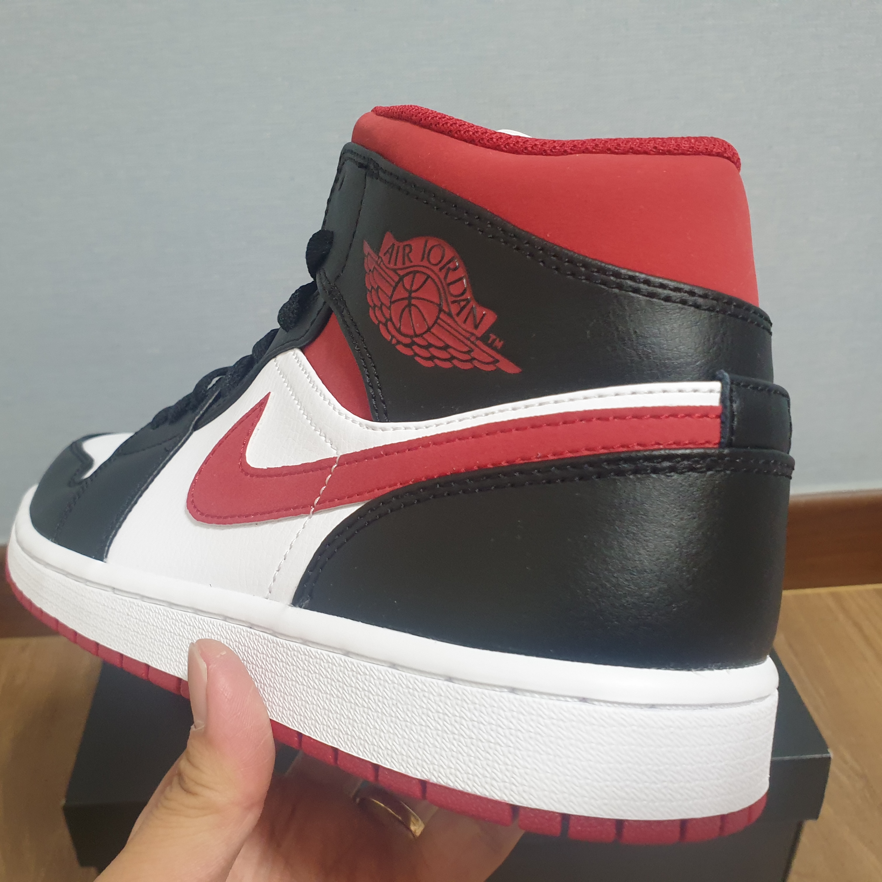 Jordan 1 Mid Gym Red Black White 착용 스타일 - 3