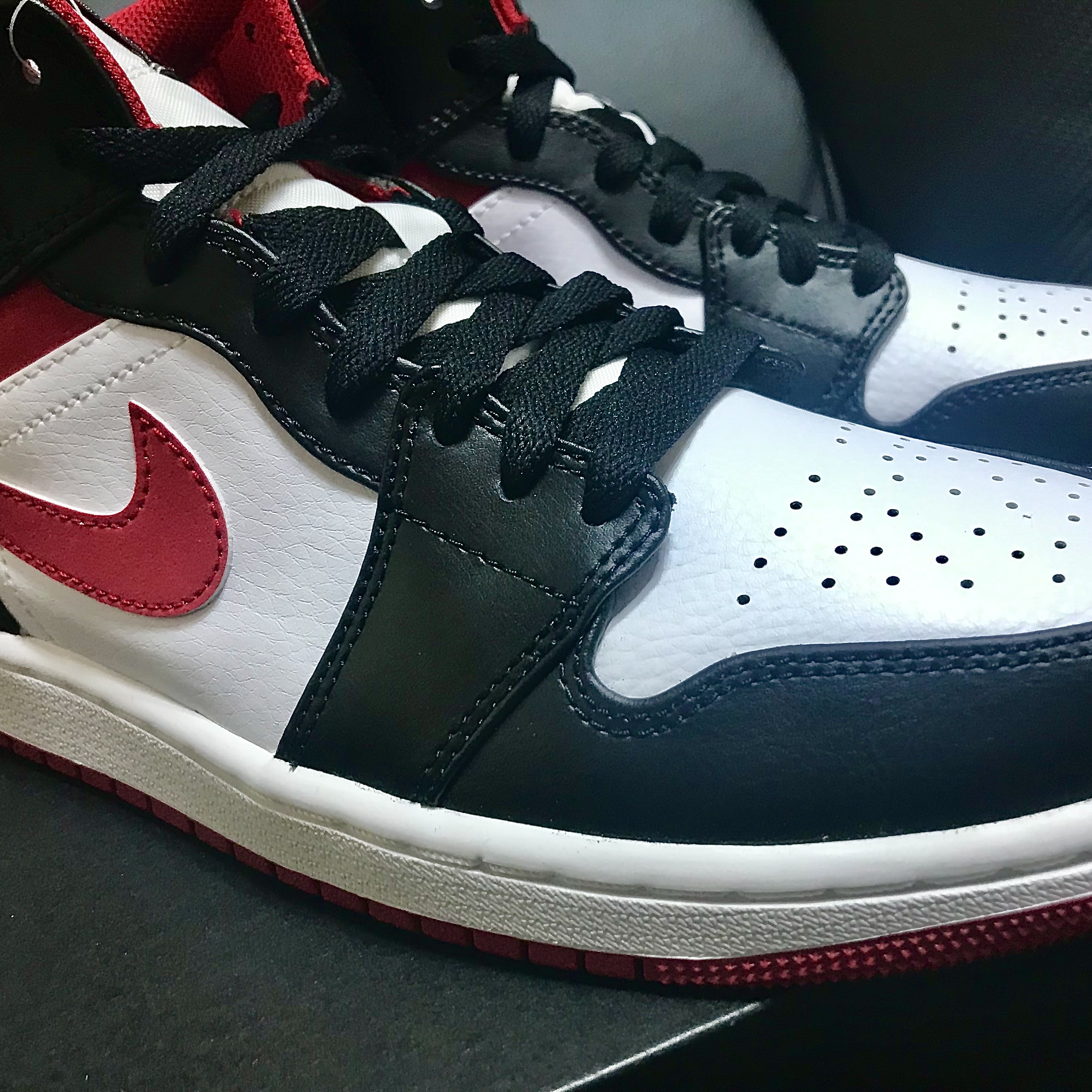 Jordan 1 Mid Gym Red Black White 착용 스타일 - 1