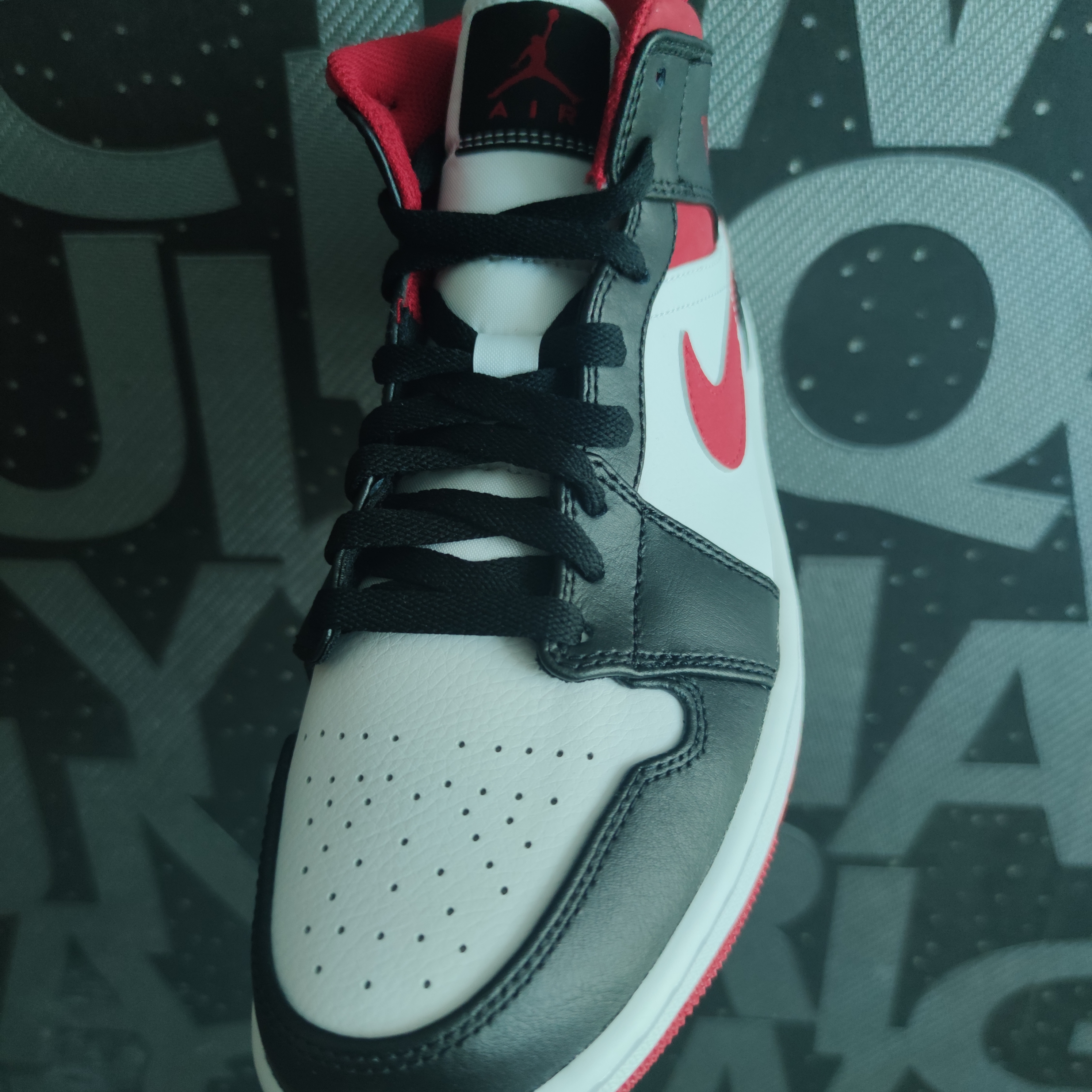 Jordan 1 Mid Gym Red Black White 착용 스타일 - 3