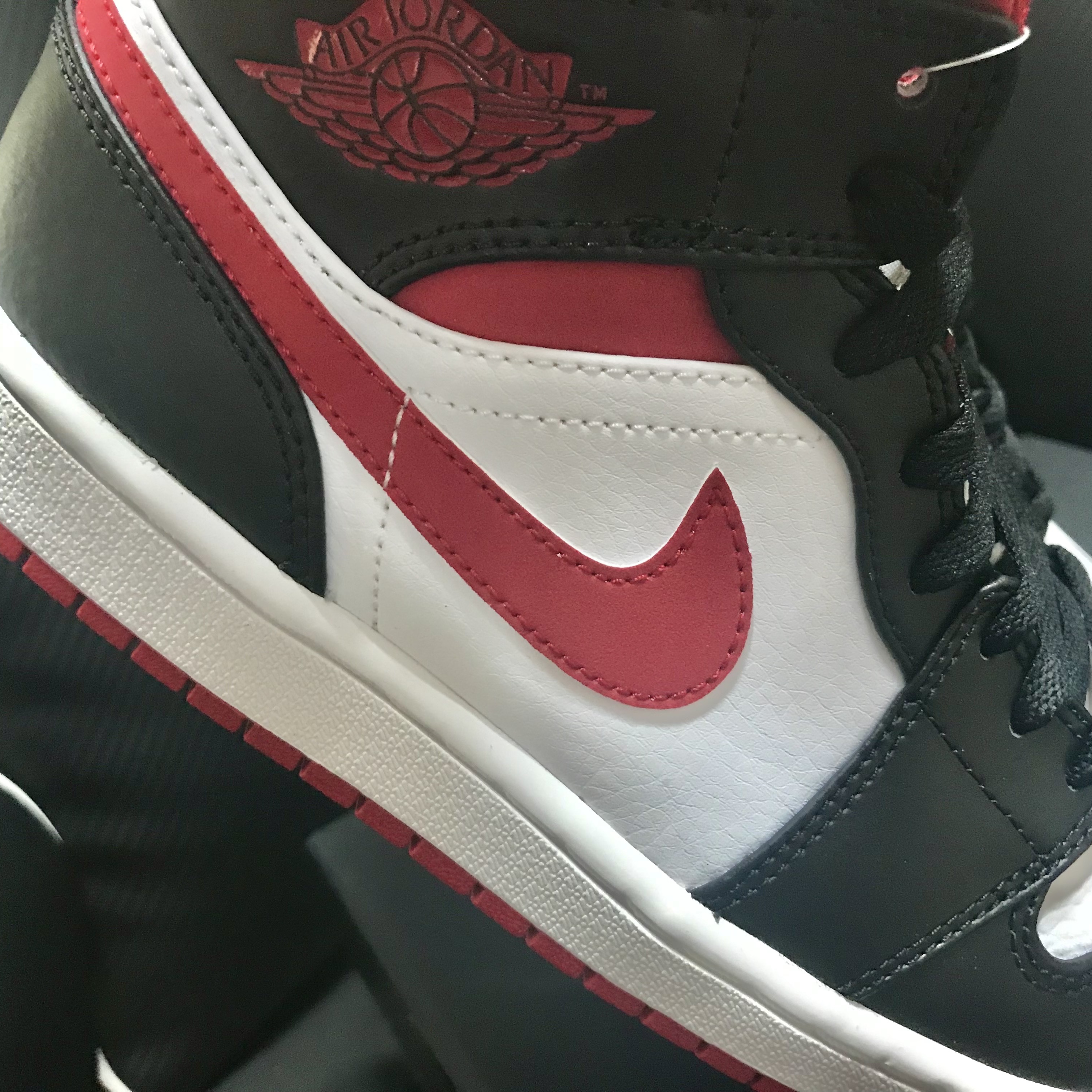 Jordan 1 Mid Gym Red Black White 착용 스타일 - 2
