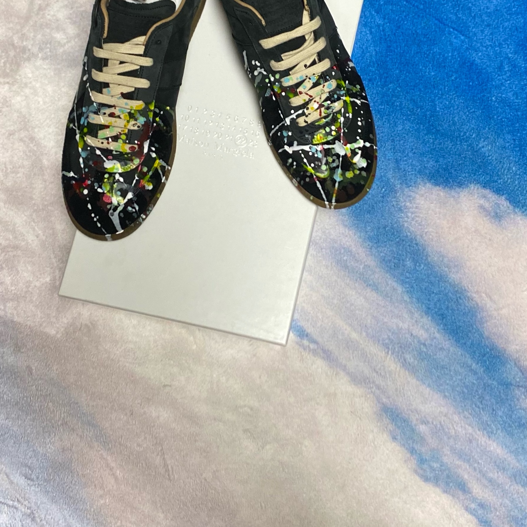 Maison Margiela Replica Paint Drop Sneakers Black 착용 스타일