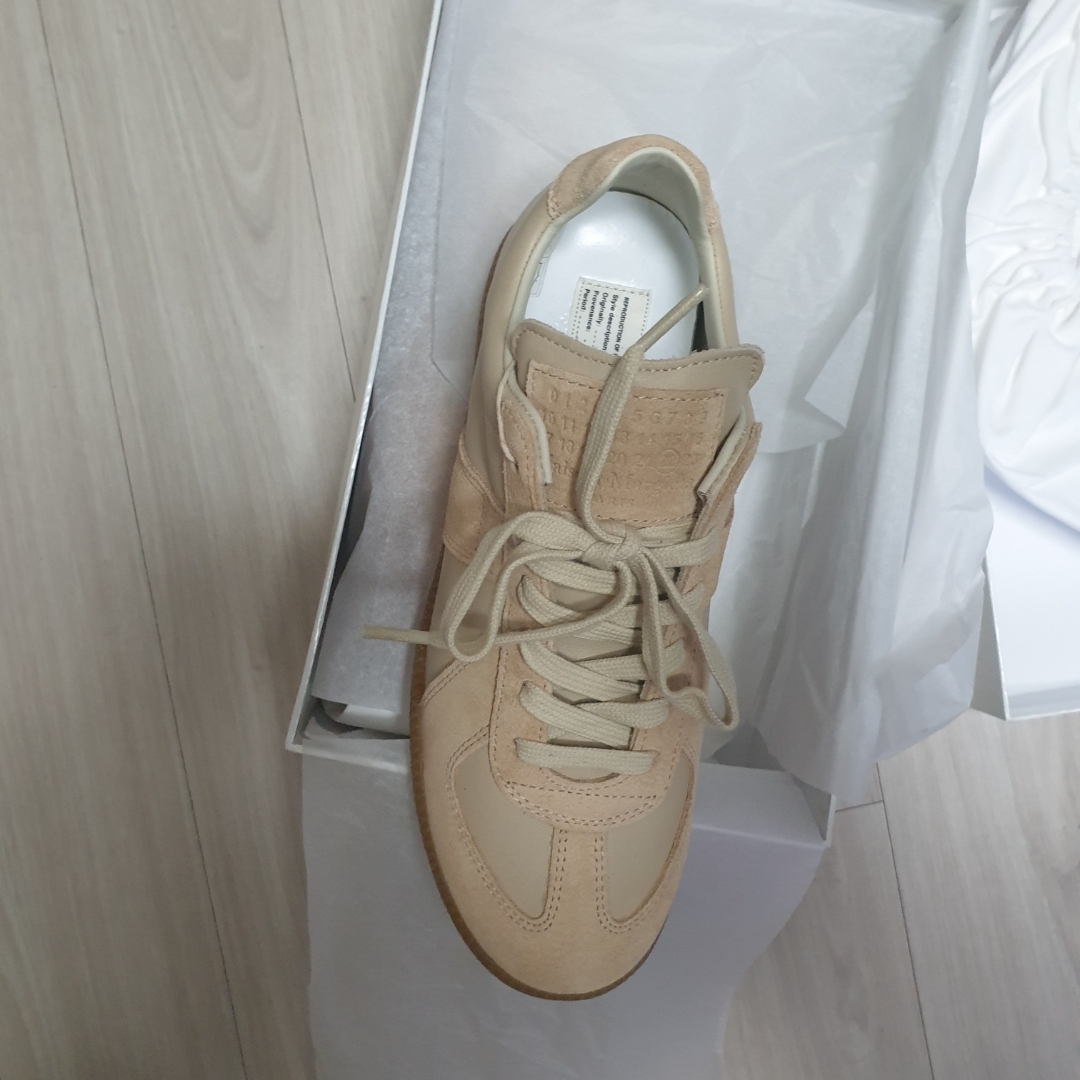 (W) Maison Margiela Calfskin Suede Replica Sneakers Sand 착용 스타일