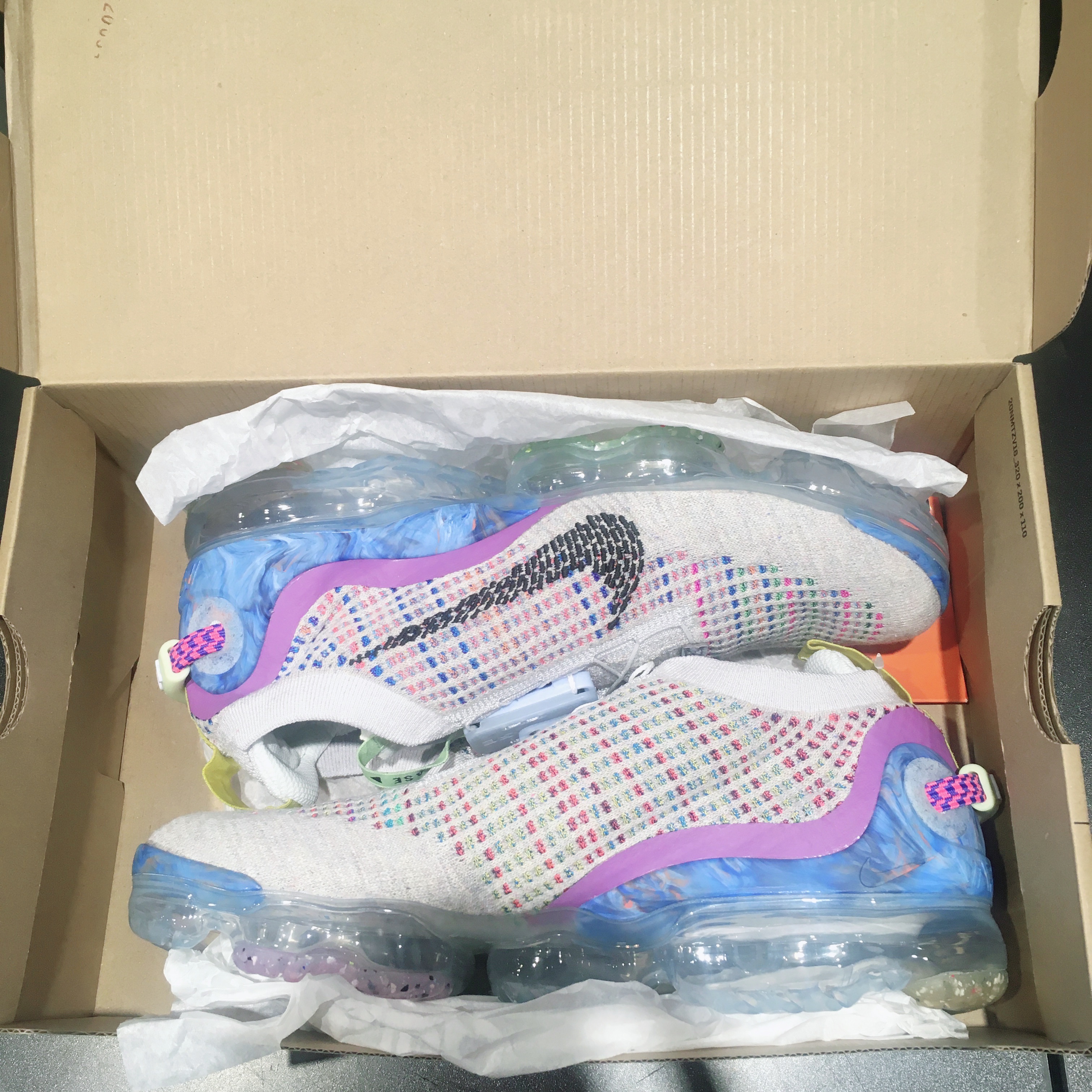 Nike Air VaporMax 2020 Flyknit Pure Platinum Multi-Color 착용 스타일