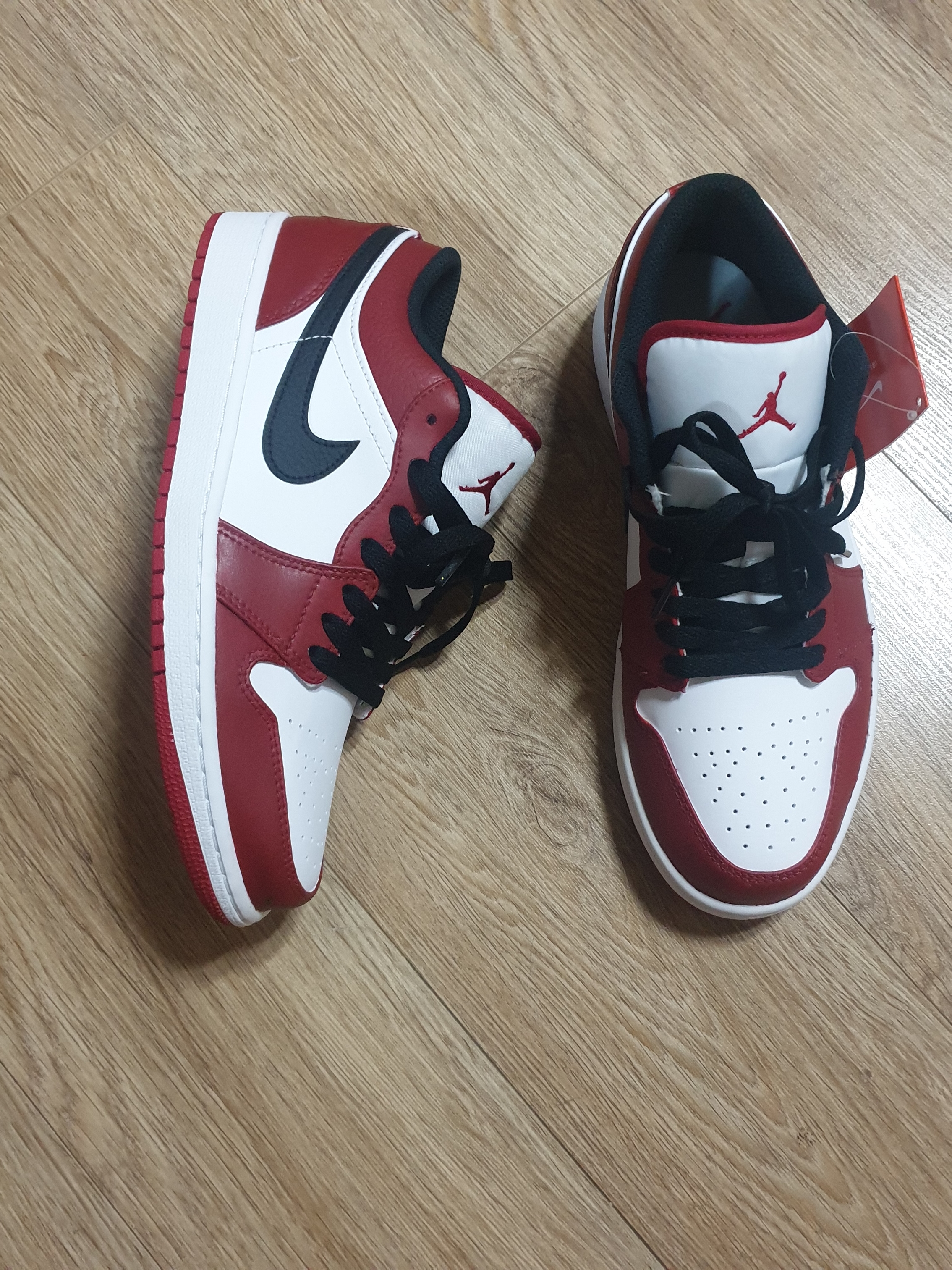 Jordan 1 Low White Red Black 착용 스타일 - 2