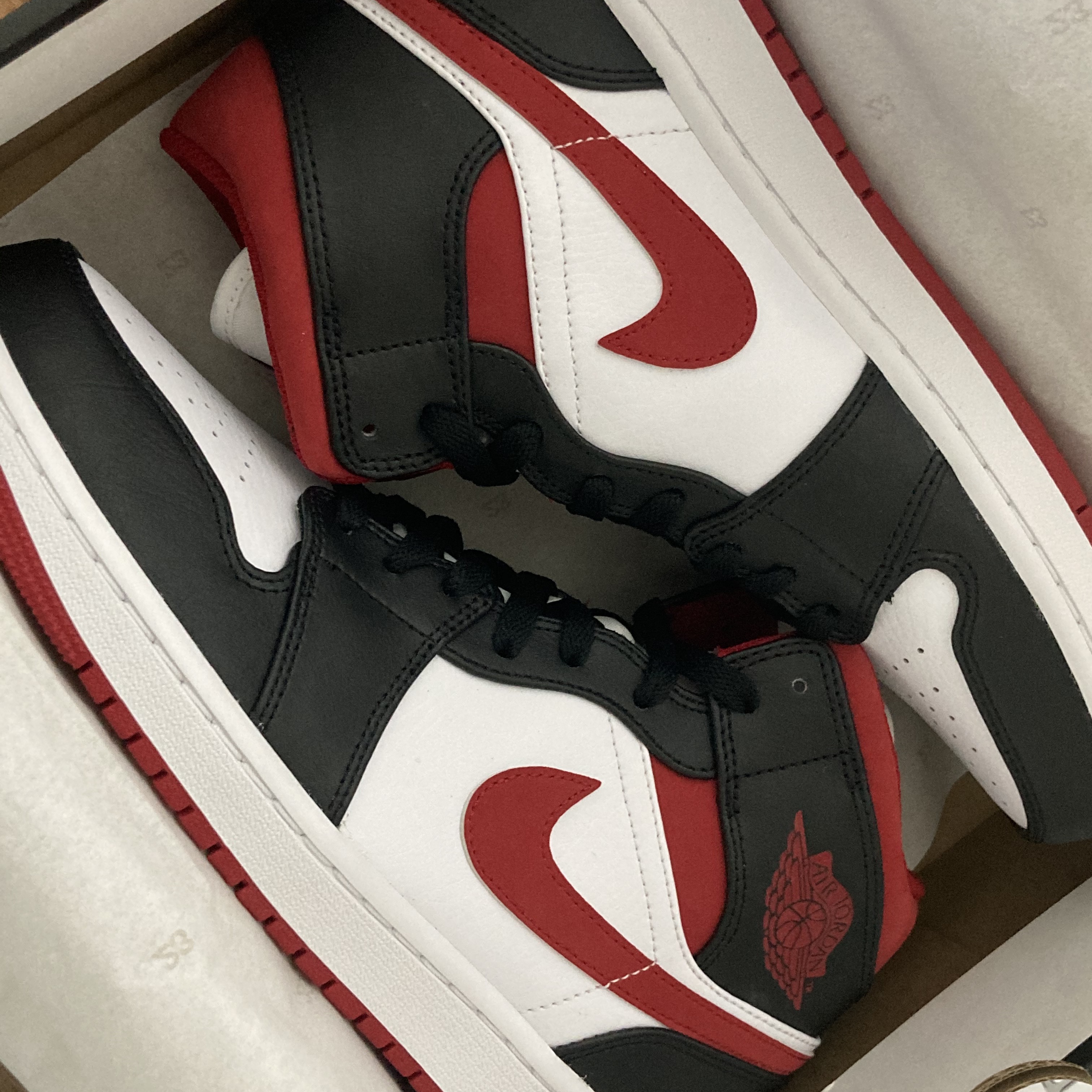Jordan 1 Mid Gym Red Black White 착용 스타일 - 1