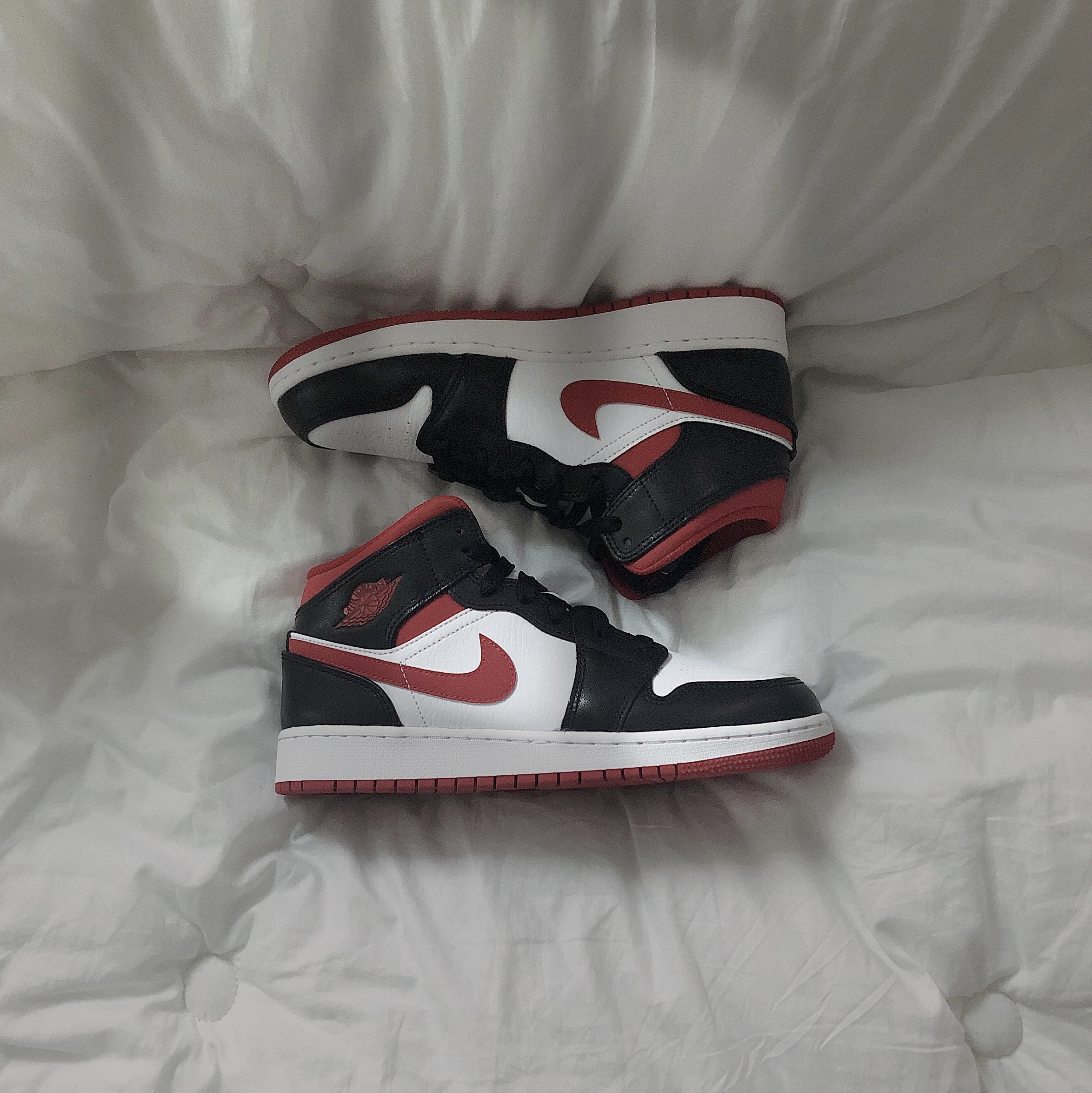 Jordan 1 Mid Gym Red Black White 착용 스타일