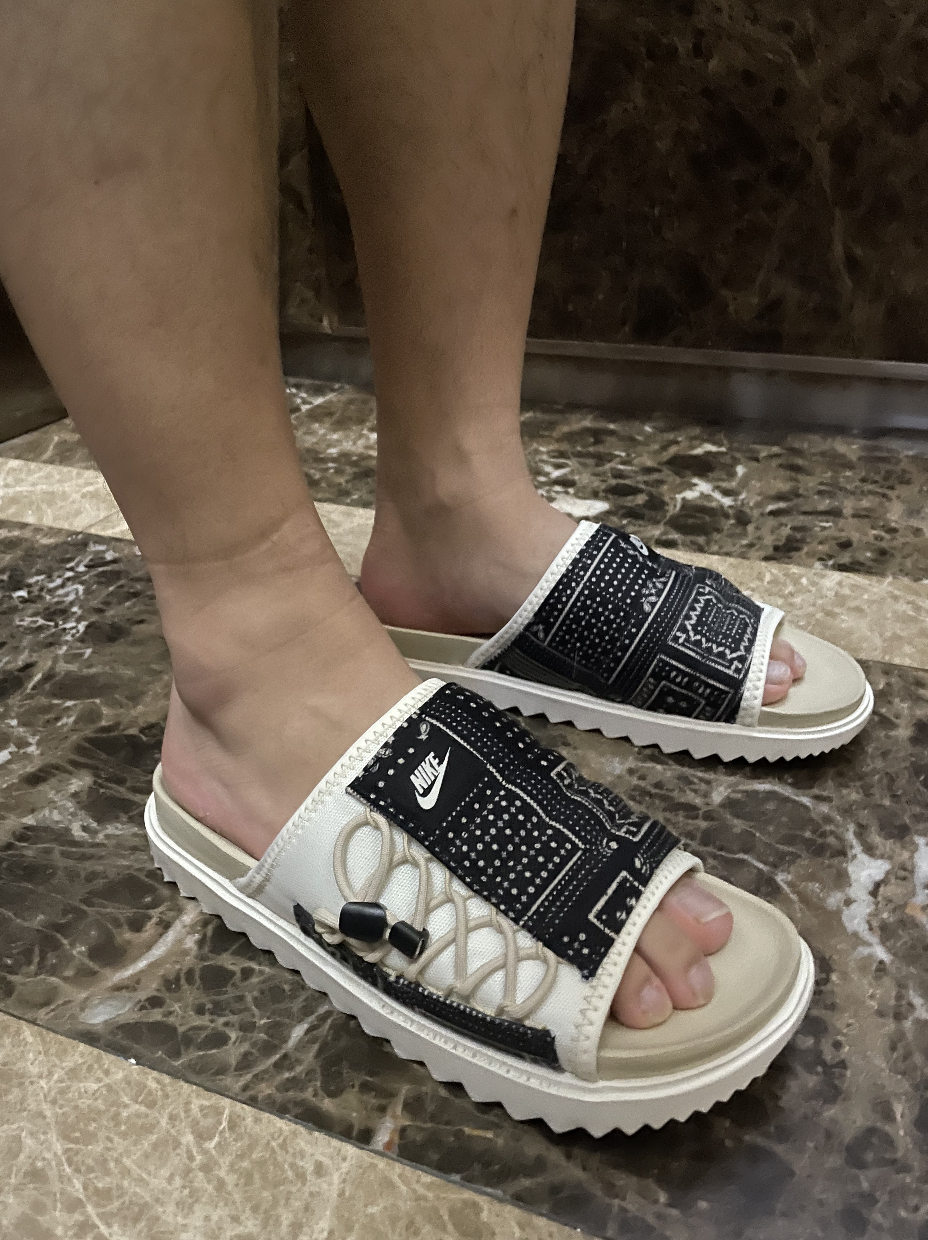 Nike Asuna Slide Pale Ivory Rattan 착용 스타일 - 2