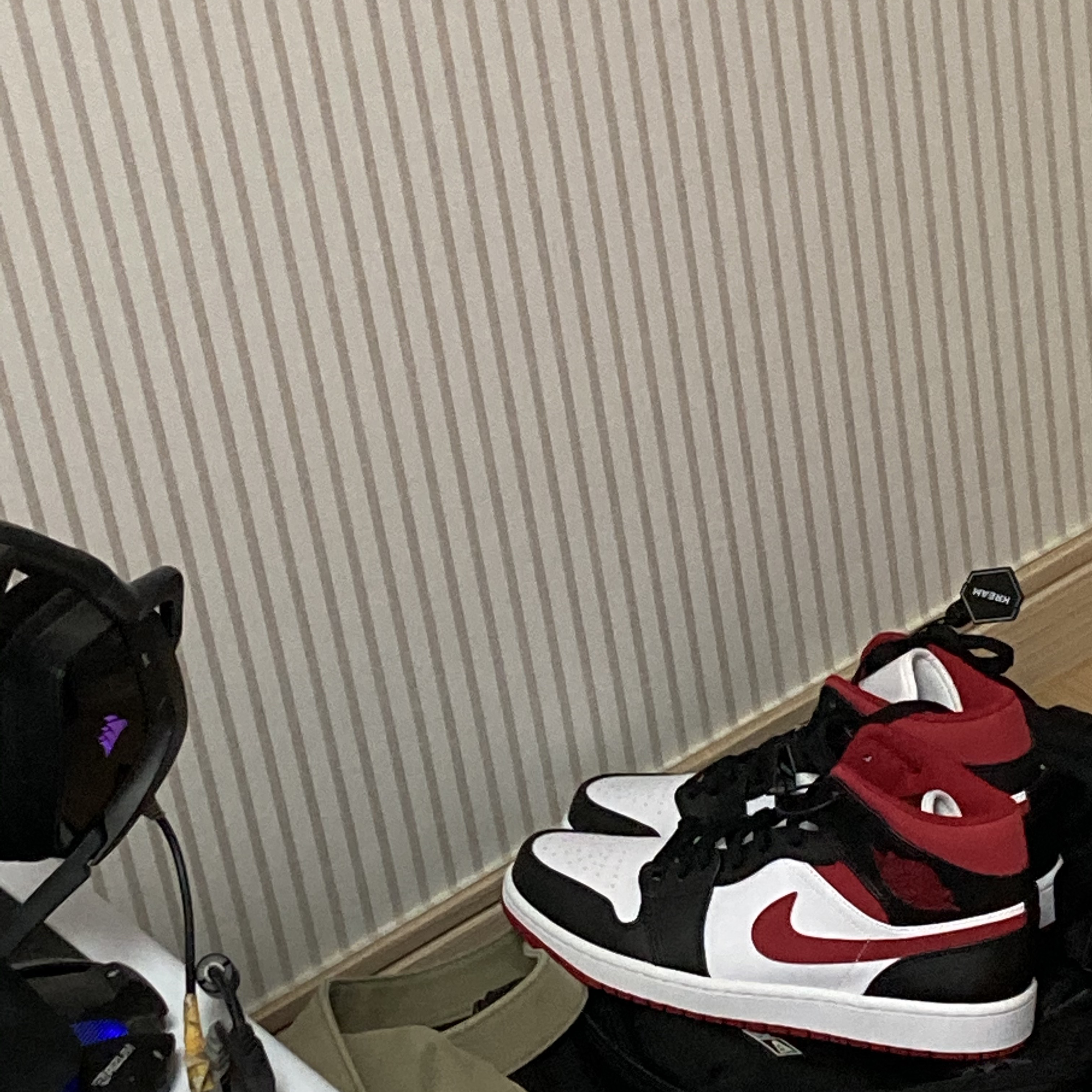 Jordan 1 Mid Gym Red Black White 착용 스타일