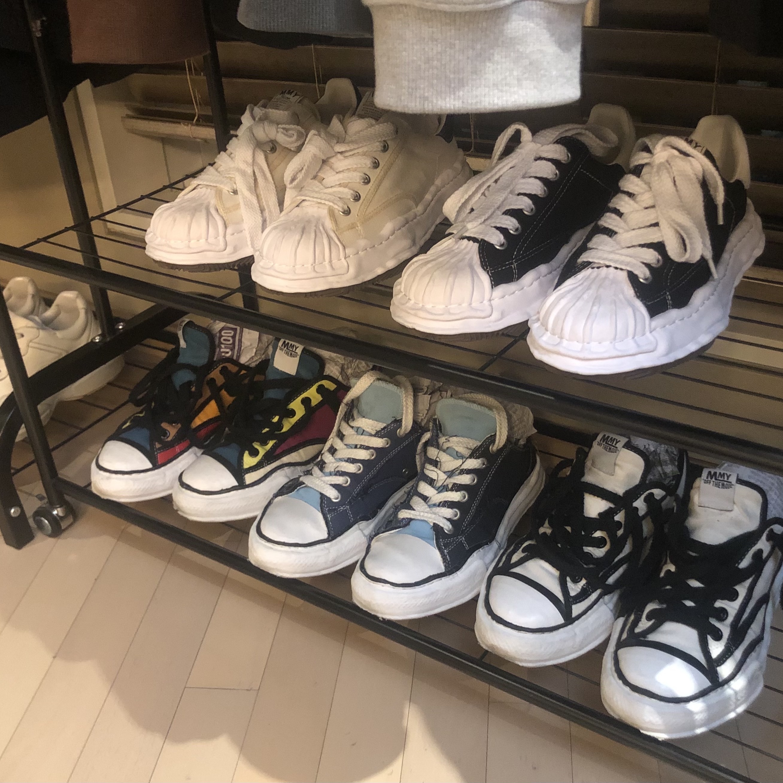 Maison Mihara Yasuhiro Peterson OG Sole Trick Detail Low Cut Sneakers Multi, Maison Mihara Yasuhiro Peterson OG Sole Trick Detail Low Cut Sneakers White 착용 스타일