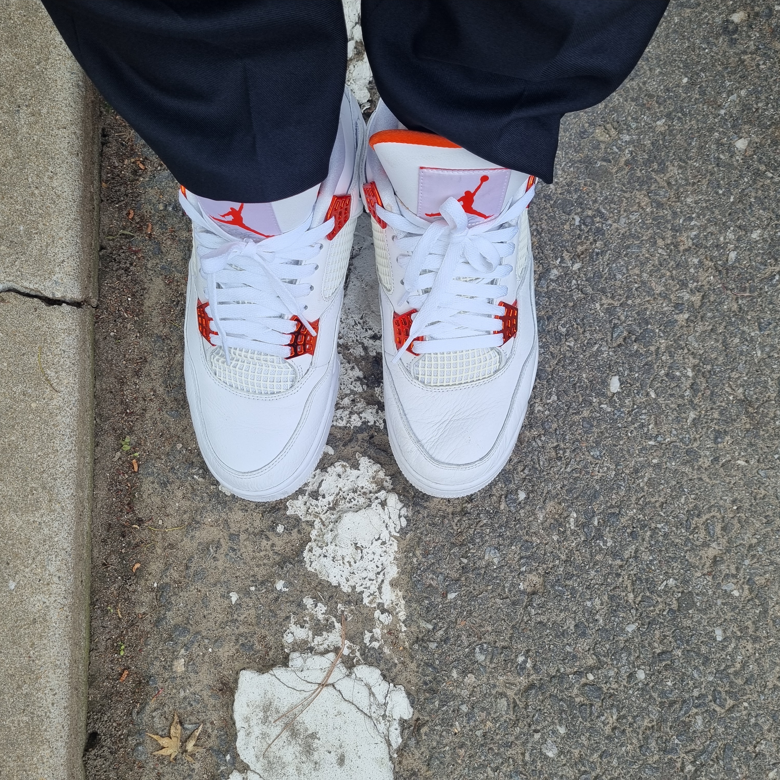 Jordan 4 Retro Orange Metallic 착용 스타일 - 1
