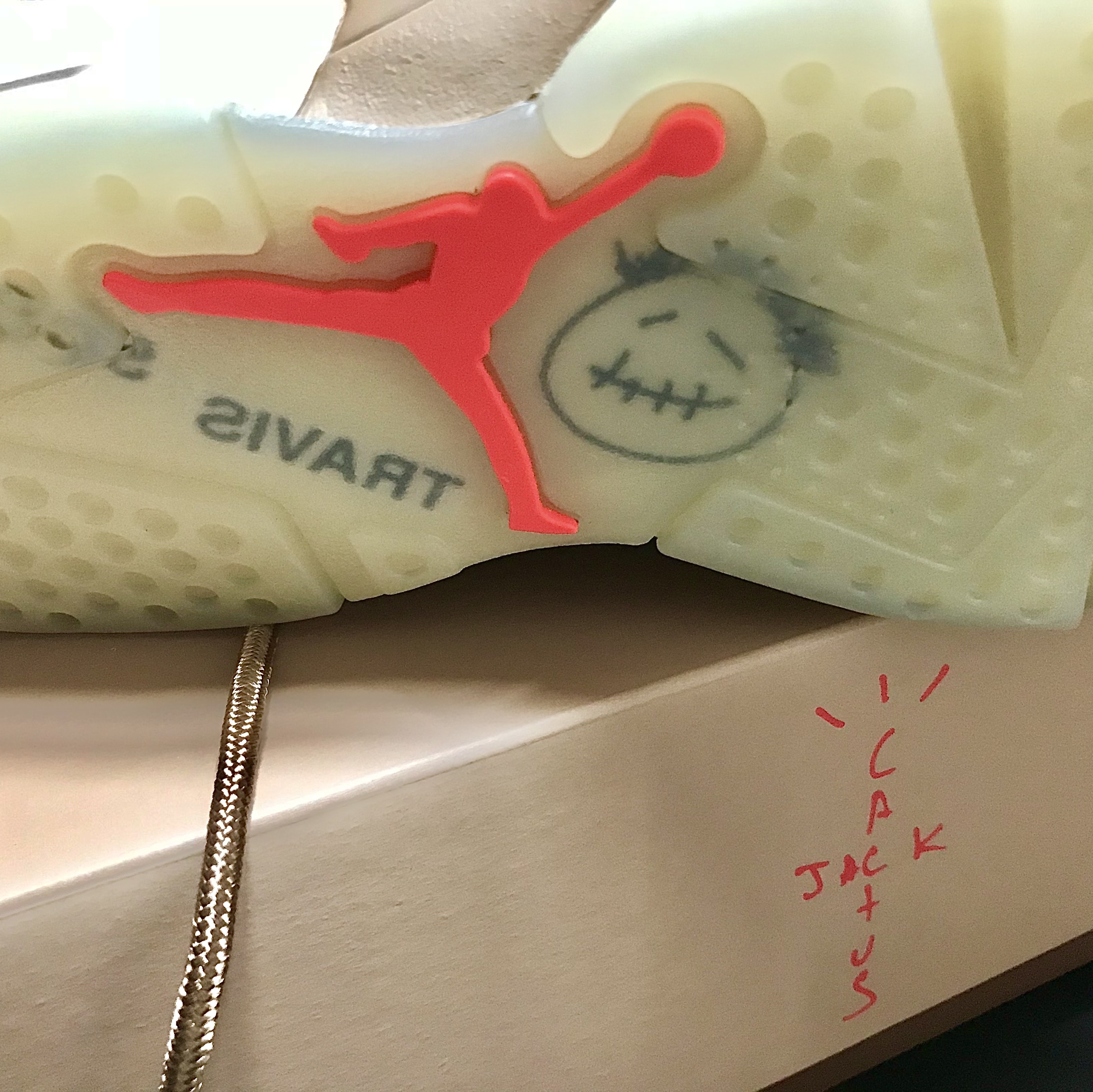 Jordan 6 x Travis Scott Retro SP British Khaki 착용 스타일 - 3