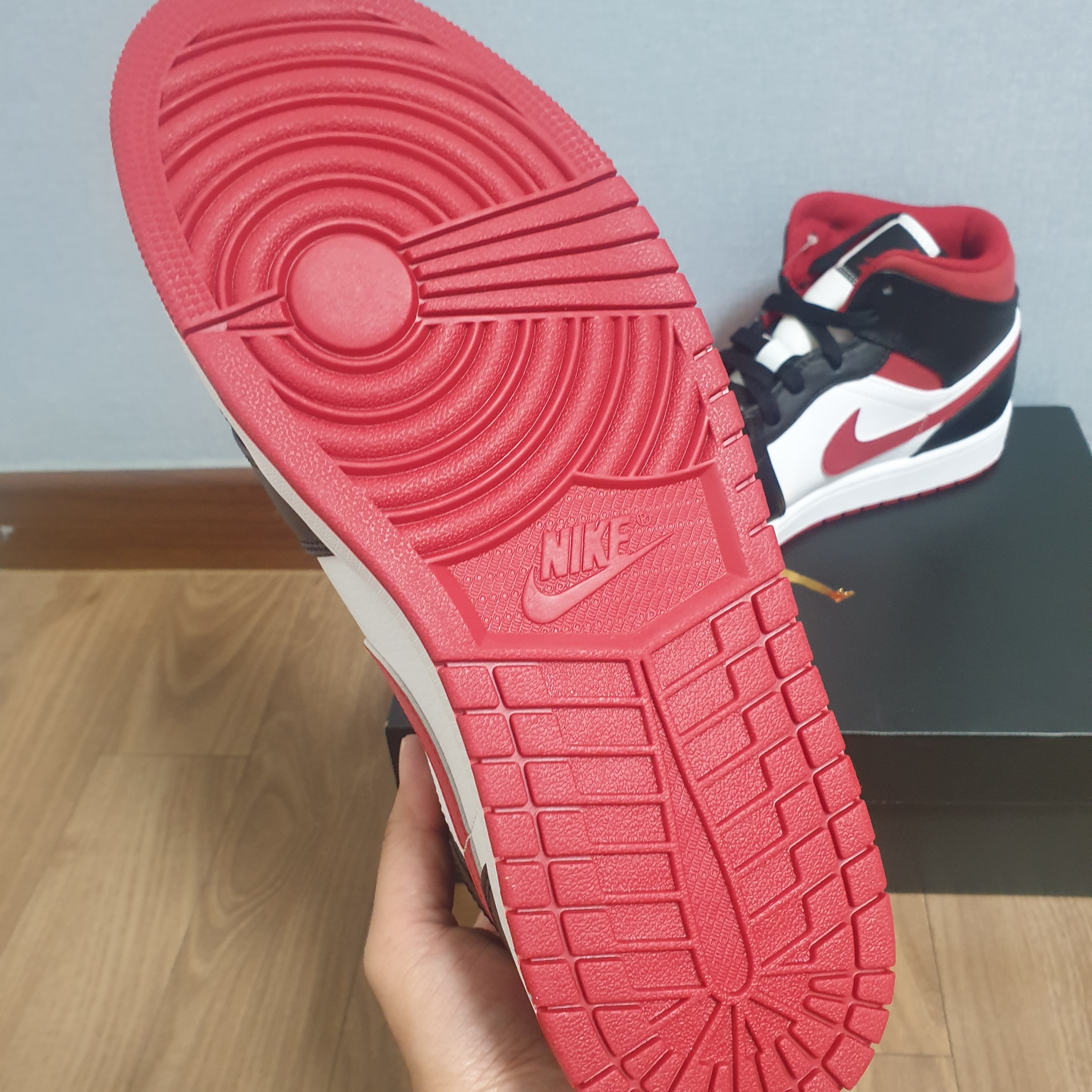 Jordan 1 Mid Gym Red Black White 착용 스타일 - 2