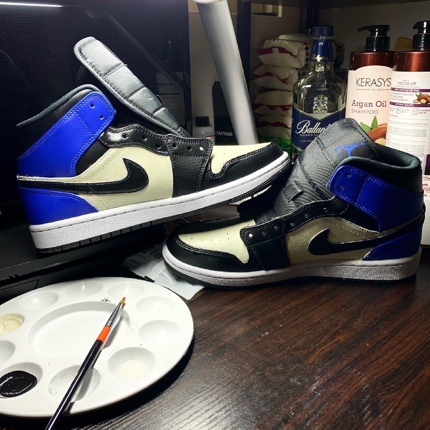 Jordan 1 Mid Black Hyper Royal 착용 스타일