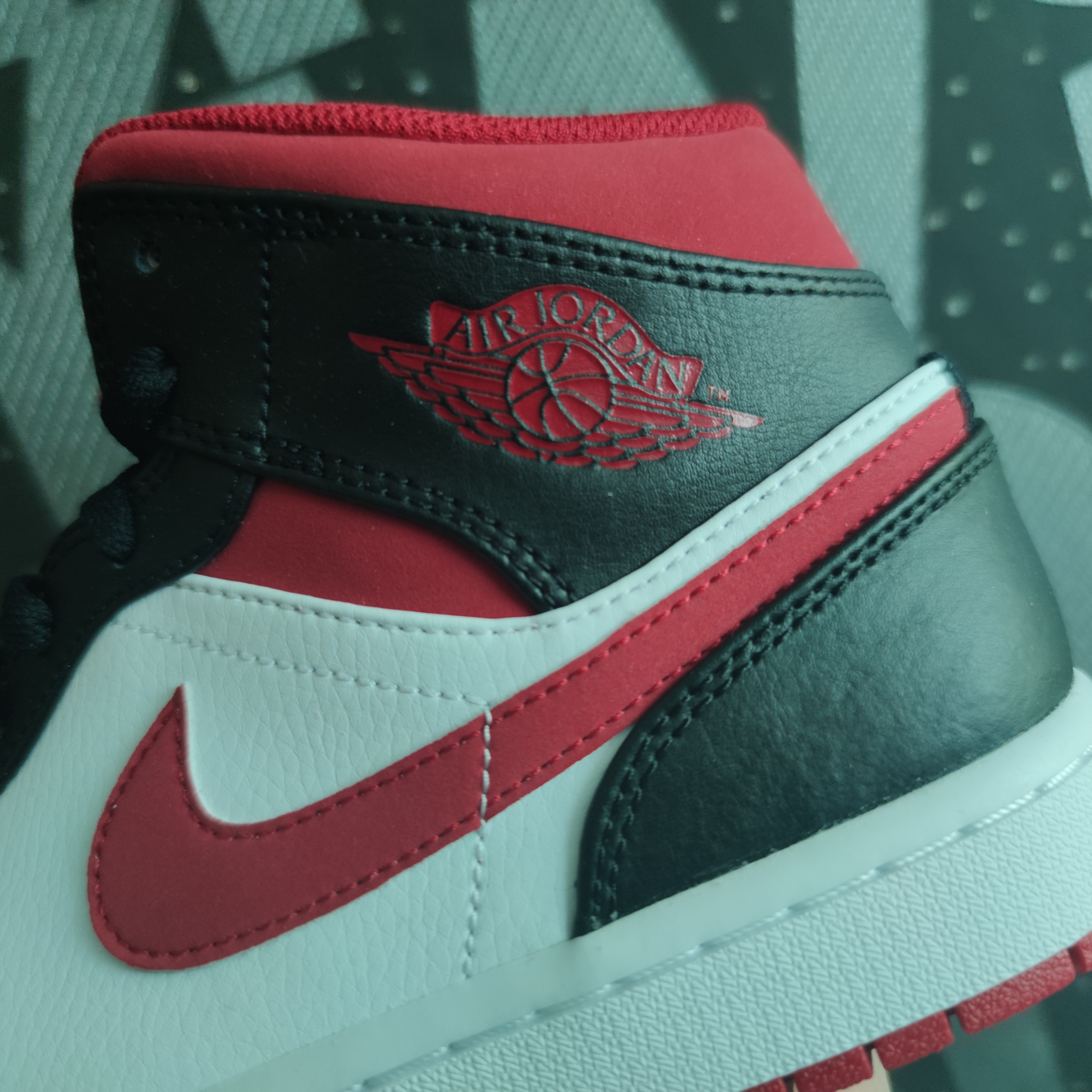 Jordan 1 Mid Gym Red Black White 착용 스타일 - 4