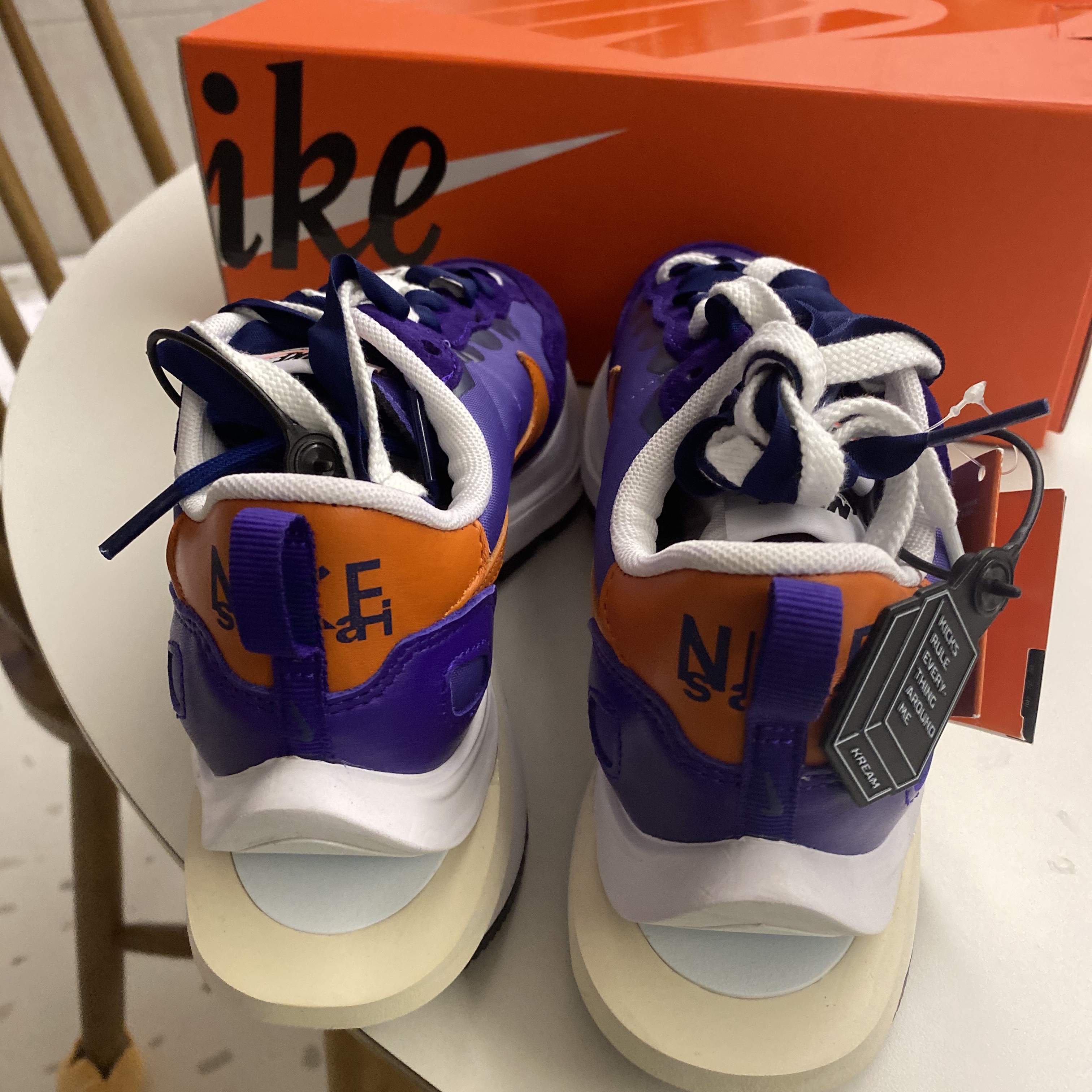 Nike x Sacai VaporWaffle Dark Iris 착용 스타일 - 3