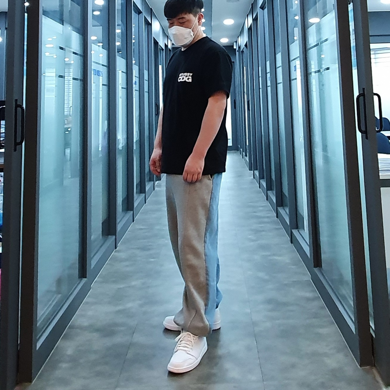 Jordan 1 Low Triple White Tumbled Leather 2020, Stussy x CDG Surfman T-Shirt Black 착용 스타일 - 1