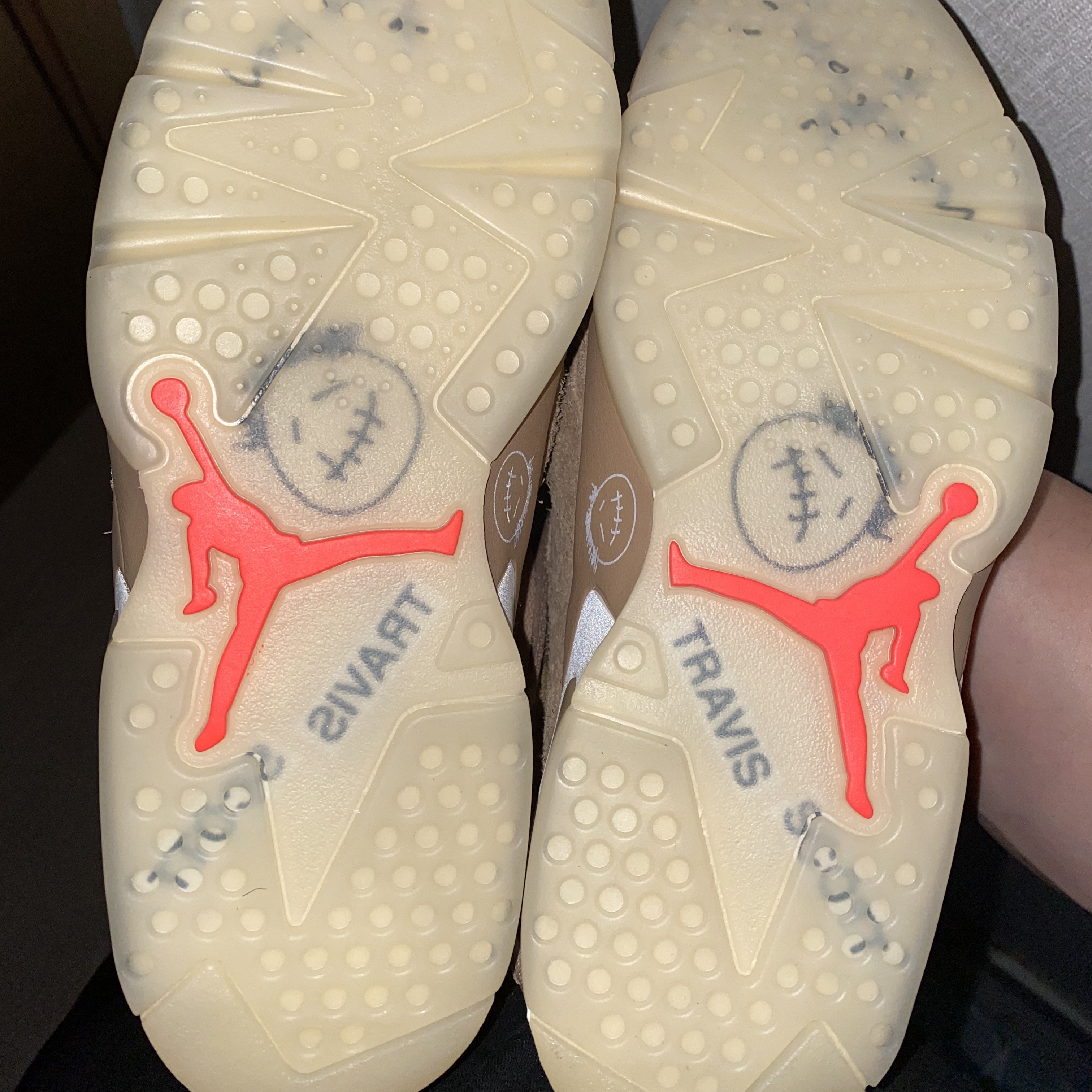 Jordan 6 x Travis Scott Retro SP British Khaki 착용 스타일 - 3