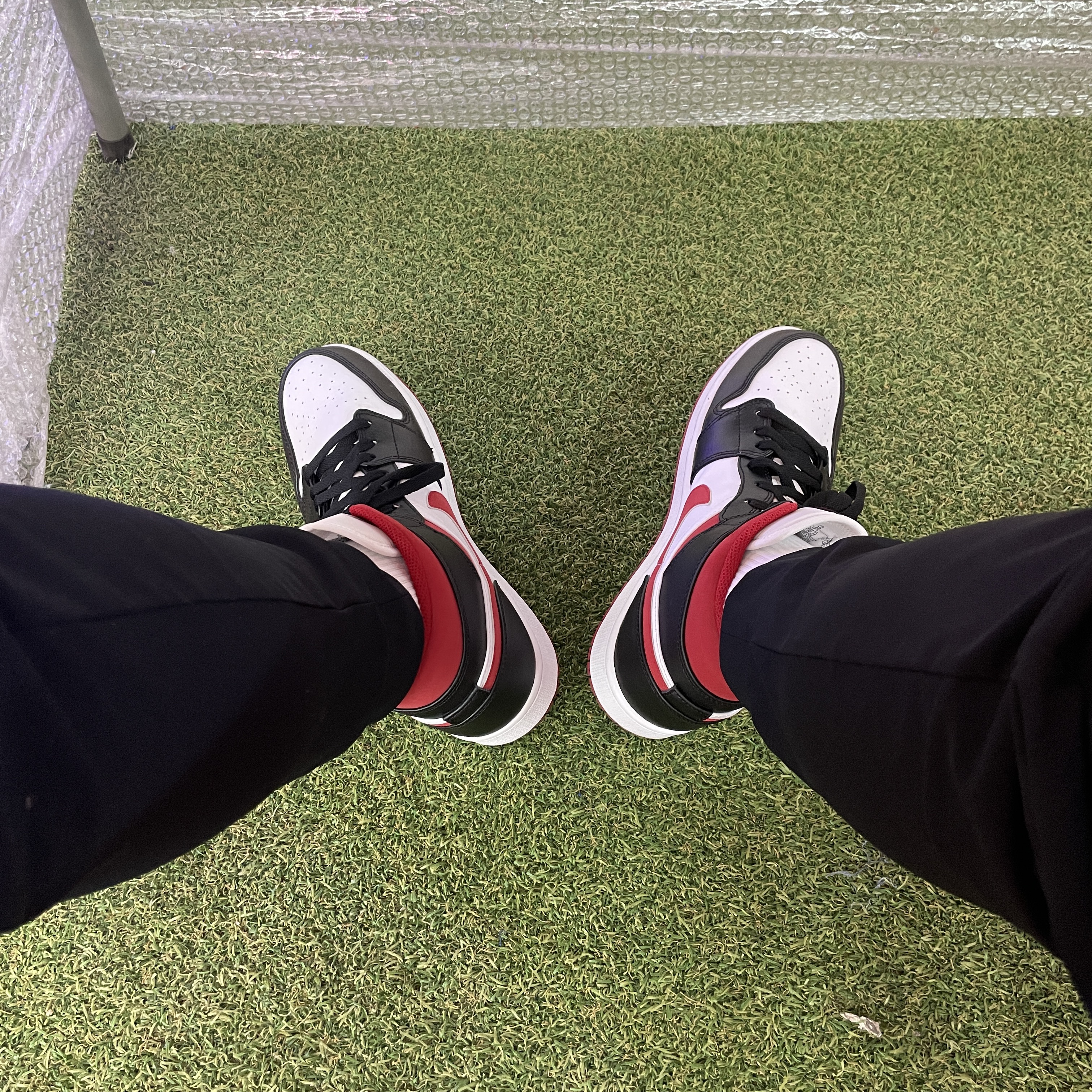 Jordan 1 Mid Gym Red Black White 착용 스타일