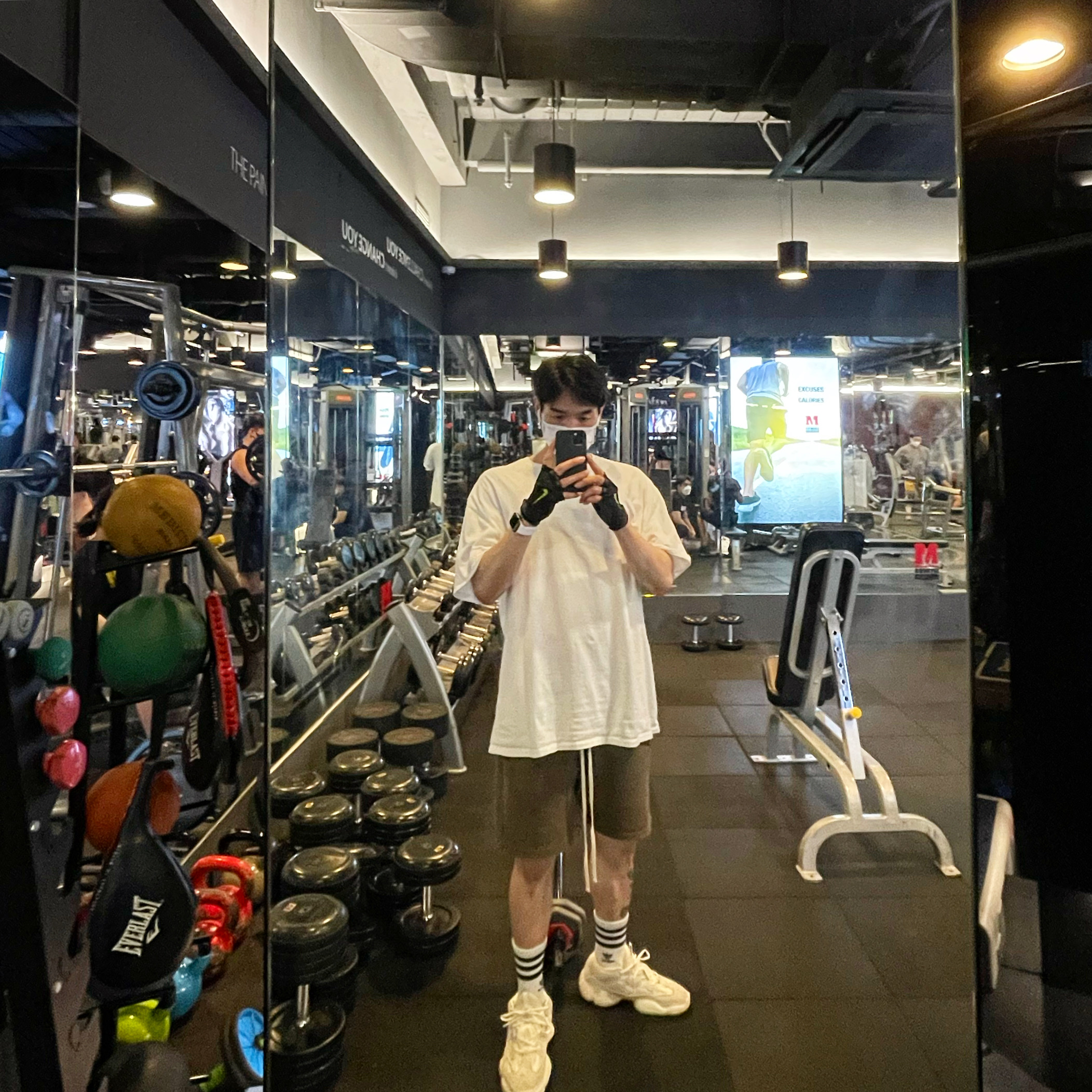Adidas Yeezy 500 Bone White 착용 스타일