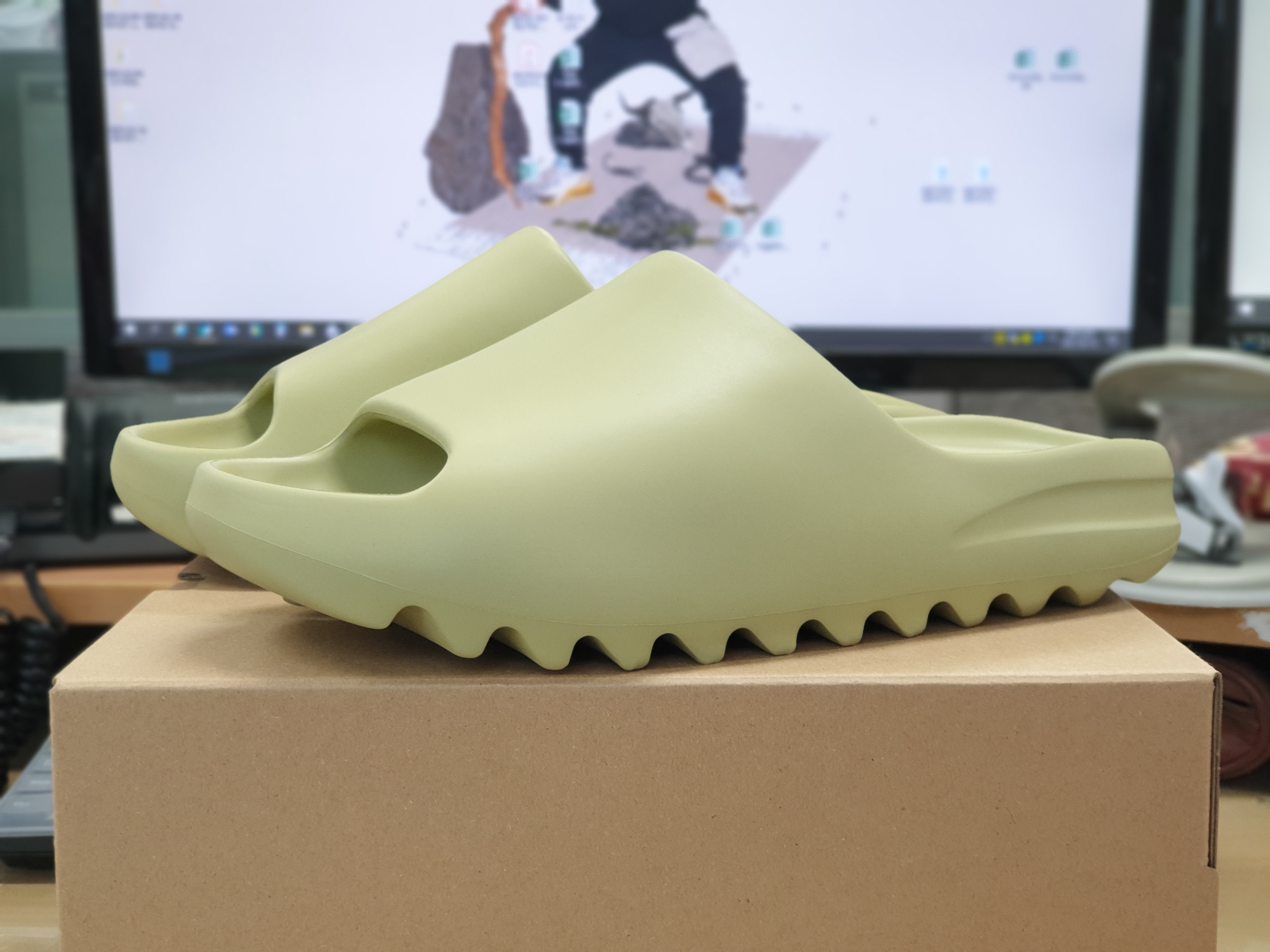 Adidas Yeezy Slide Resin 2021 착용 스타일
