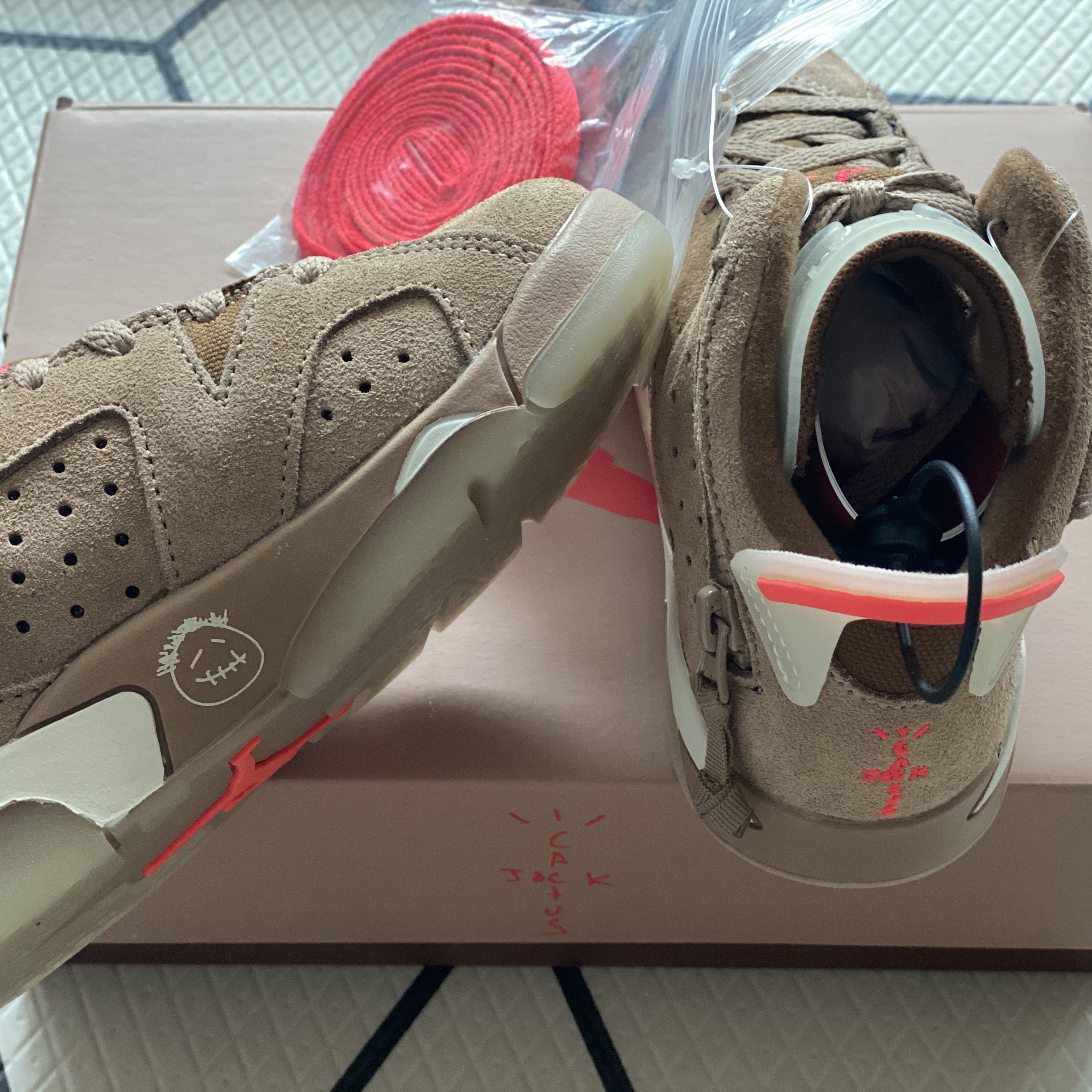 (PS) Jordan 6 x Travis Scott Retro SP British Khaki 착용 스타일 - 3
