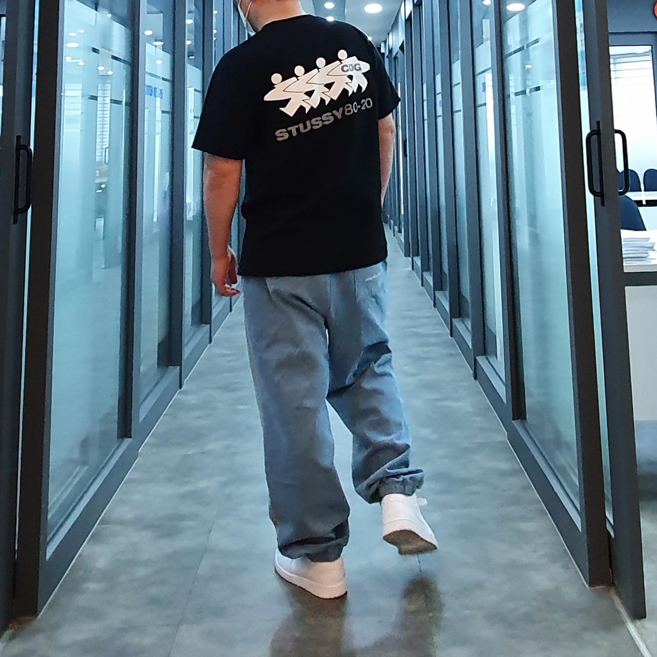 Jordan 1 Low Triple White Tumbled Leather 2020, Stussy x CDG Surfman T-Shirt Black 착용 스타일 - 3