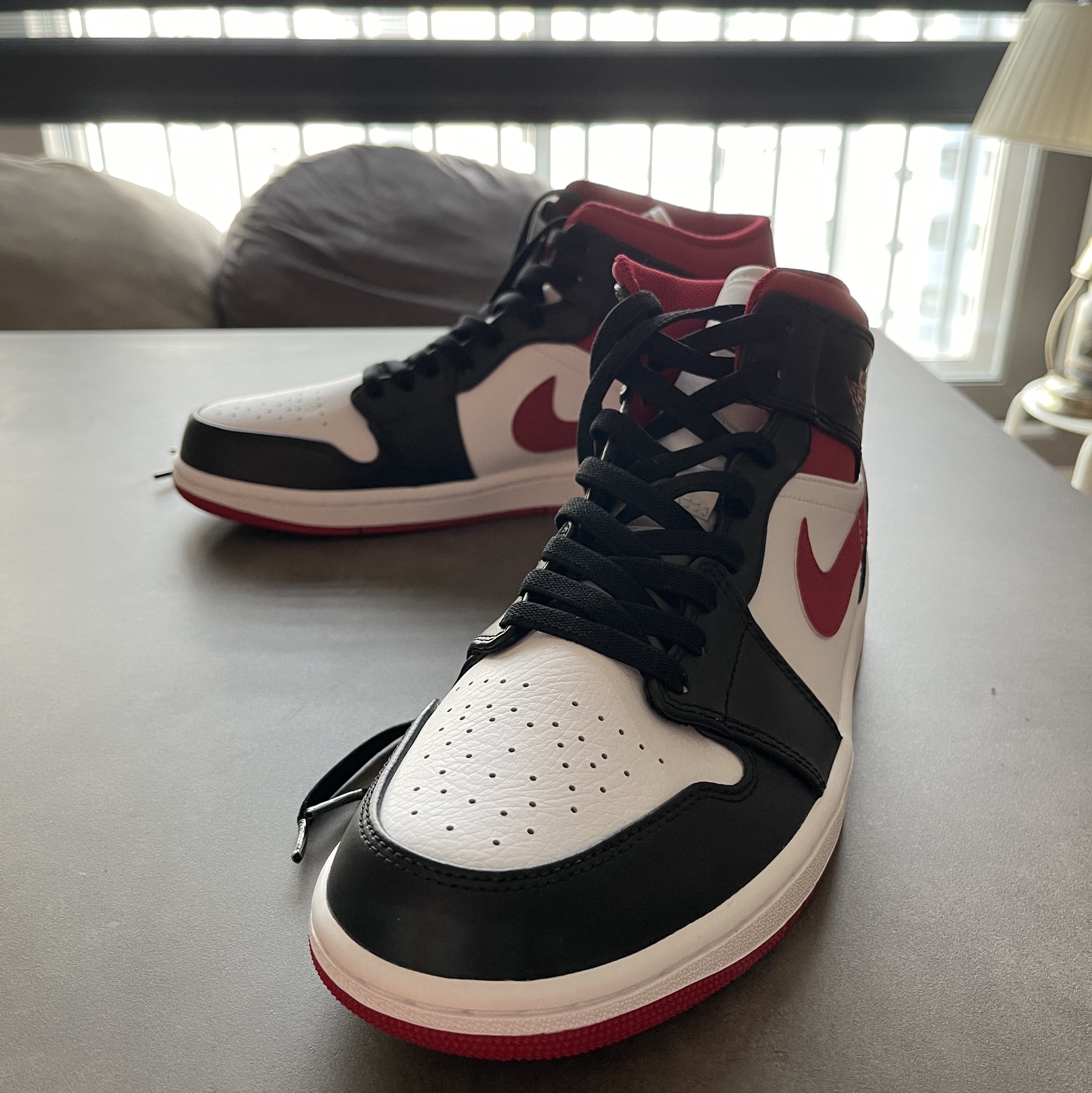 Jordan 1 Mid Gym Red Black White 착용 스타일