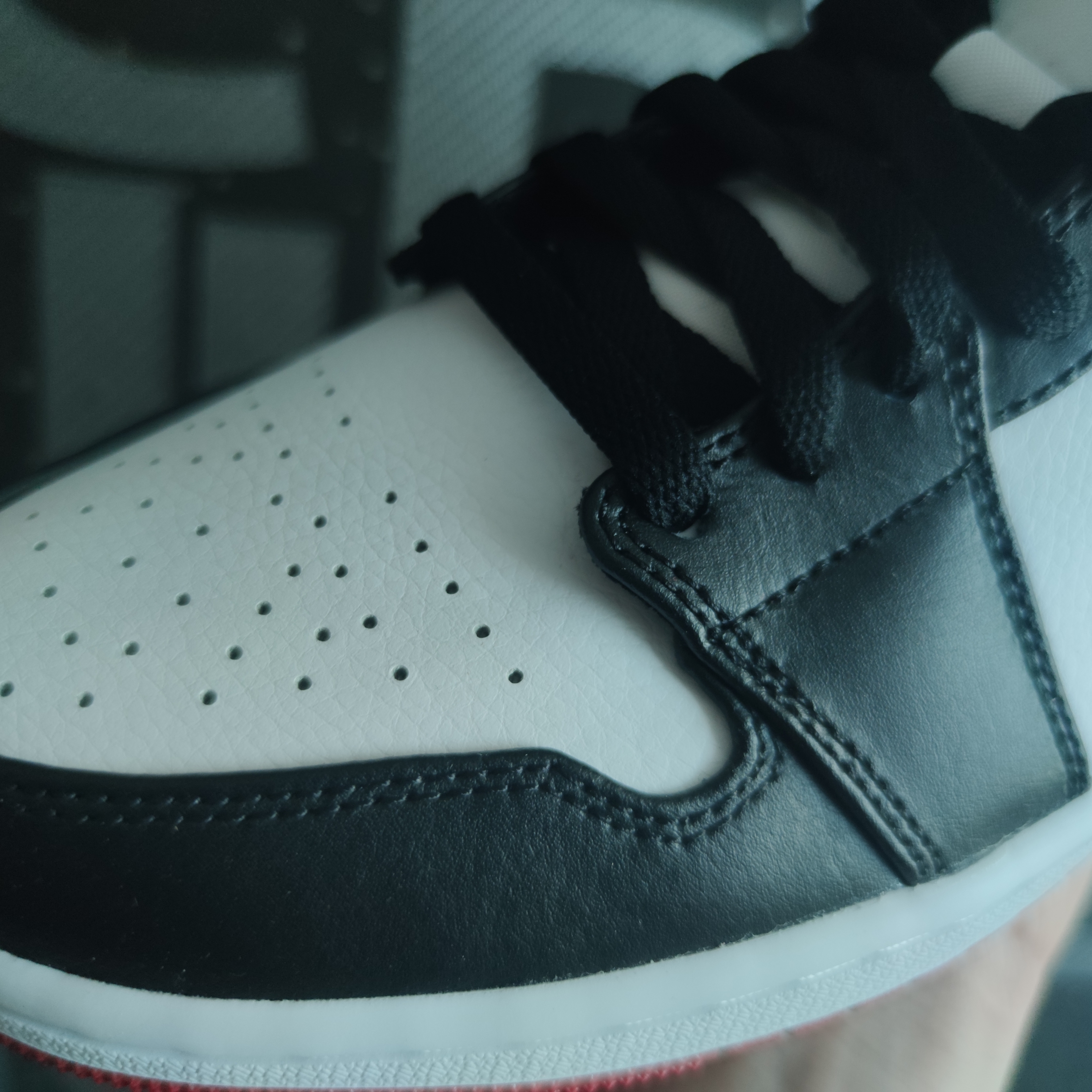 Jordan 1 Mid Gym Red Black White 착용 스타일 - 2