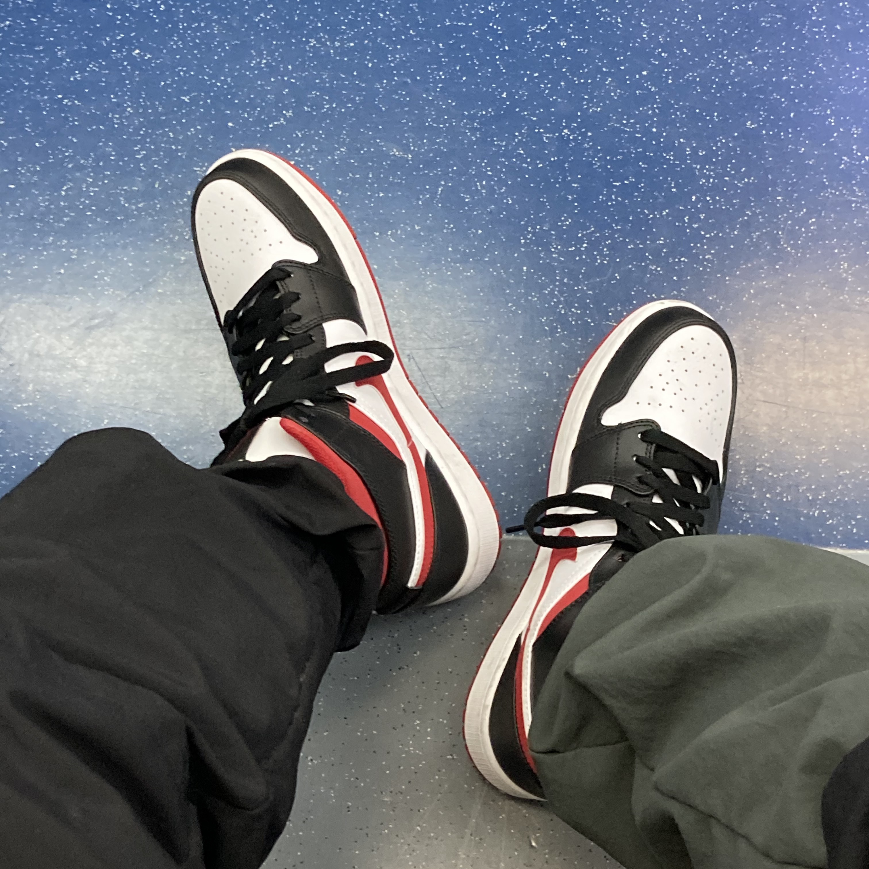 Jordan 1 Mid Gym Red Black White 착용 스타일 - 2