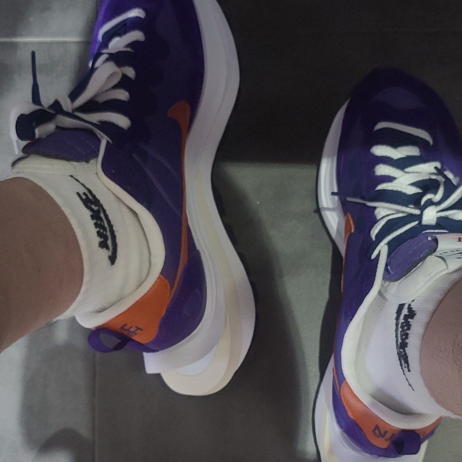 Nike x Sacai VaporWaffle Dark Iris 착용 스타일